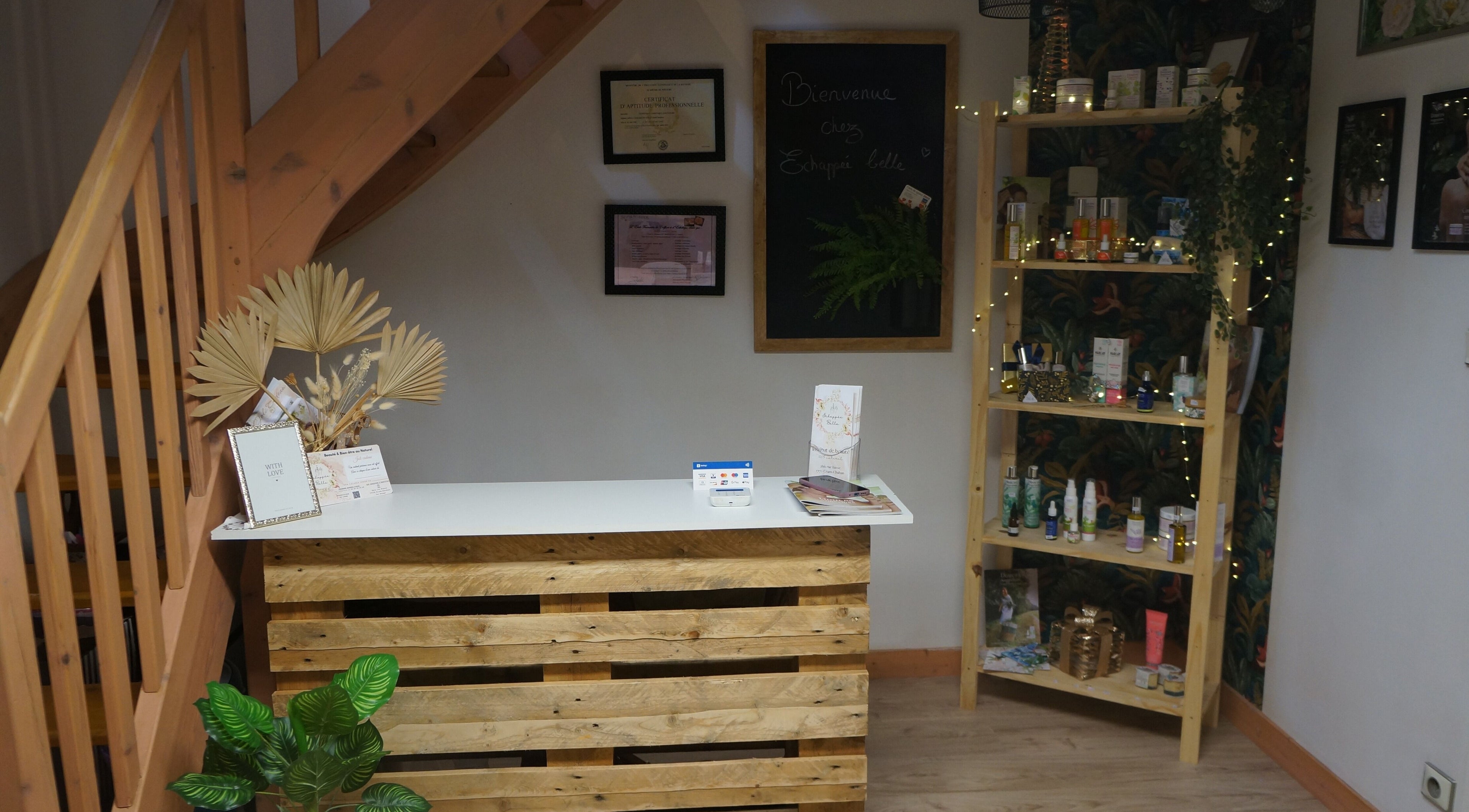 Accueil chaleureux à Echappée Belle & Naturelle, Cram-Chaban, Nouvelle-aquitaine, FR.