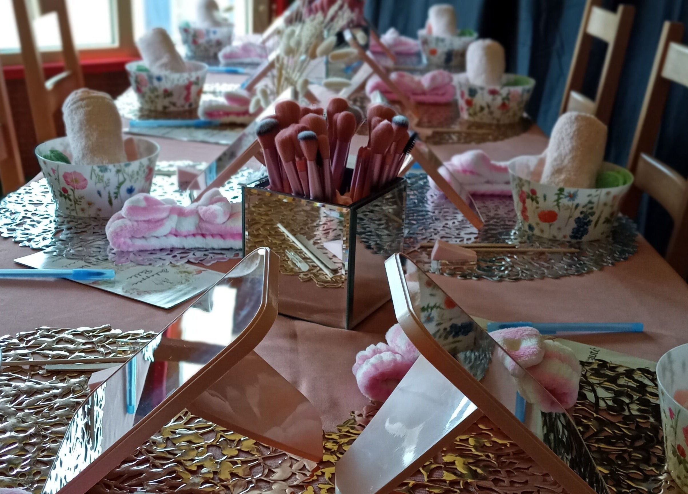 Table de maquillage élégante à Echappée Belle & Naturelle, Cram-Chaban, Nouvelle-Aquitaine, FR.