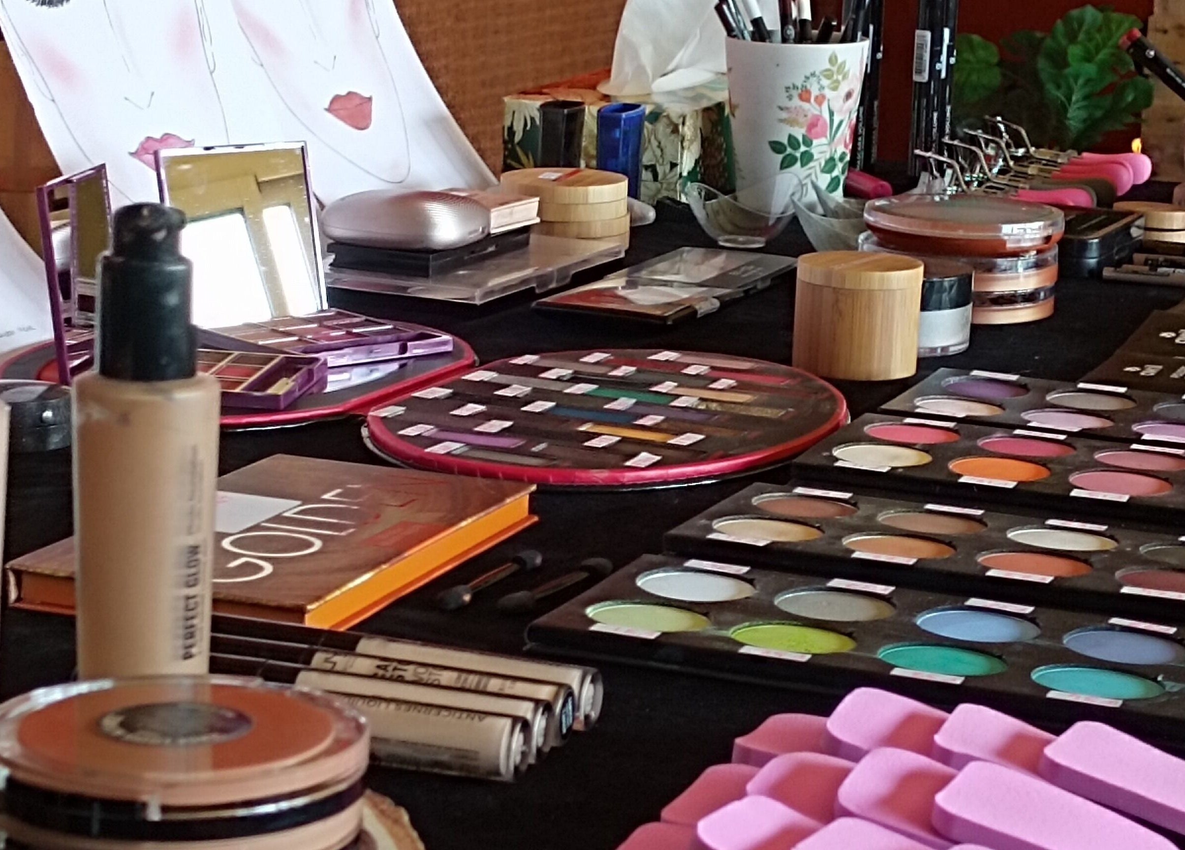 Produits de maquillage variés à Echappée Belle & Naturelle, Cram-Chaban, Nouvelle-Aquitaine, FR.