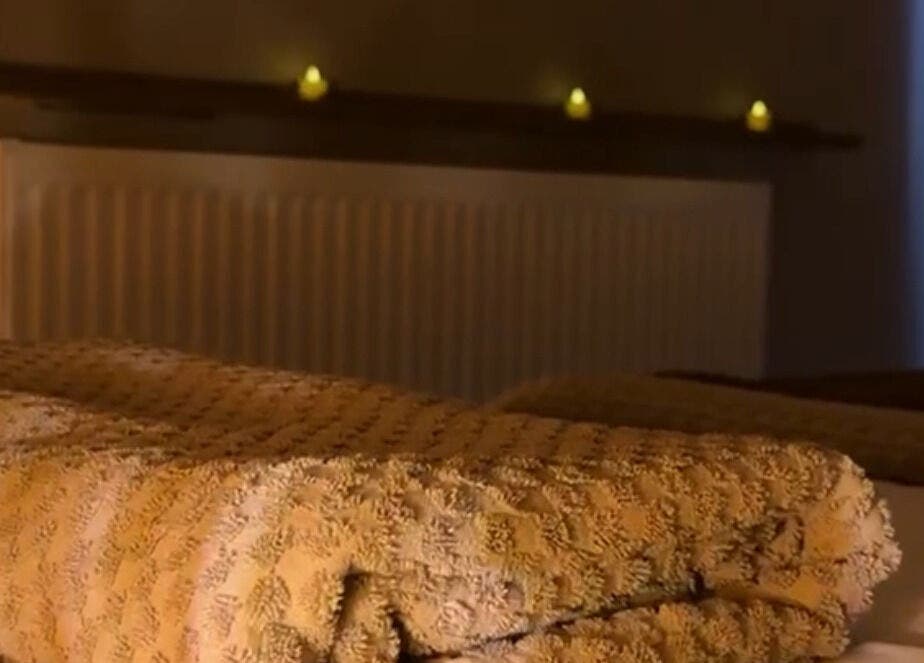 Soft towels in tranquil spa setting at Näkemiin, Harrold, England, GB. Perfect for relaxation and wellness.