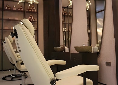 Elegant interior of Skinlyft in Dubai, Dubai, AE with plush treatment chairs and serene ambiance.