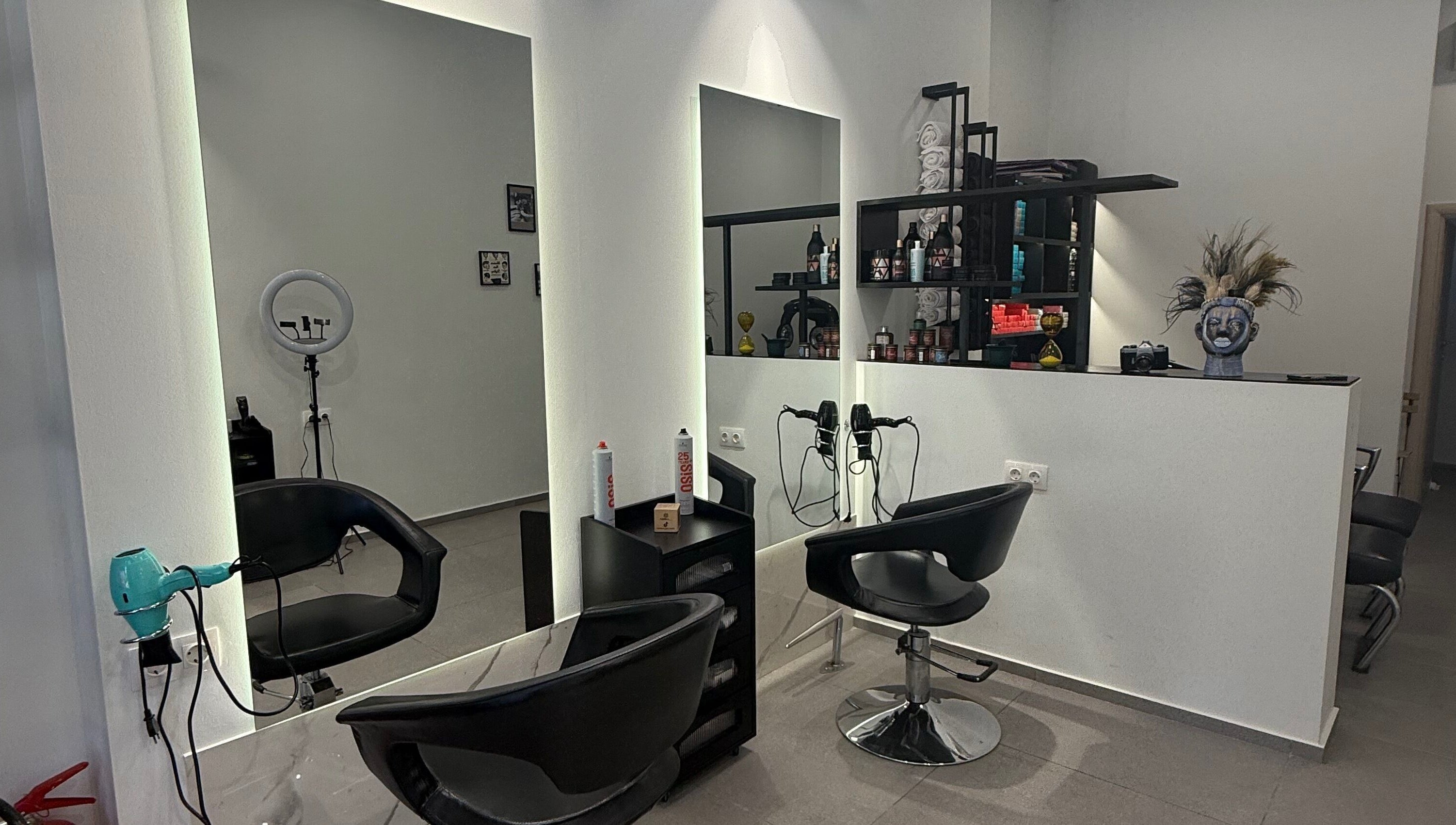 Σαλόνι Hairbox στην Πυλαία, GR με κομψά καθίσματα και εξοπλισμό ομορφιάς.