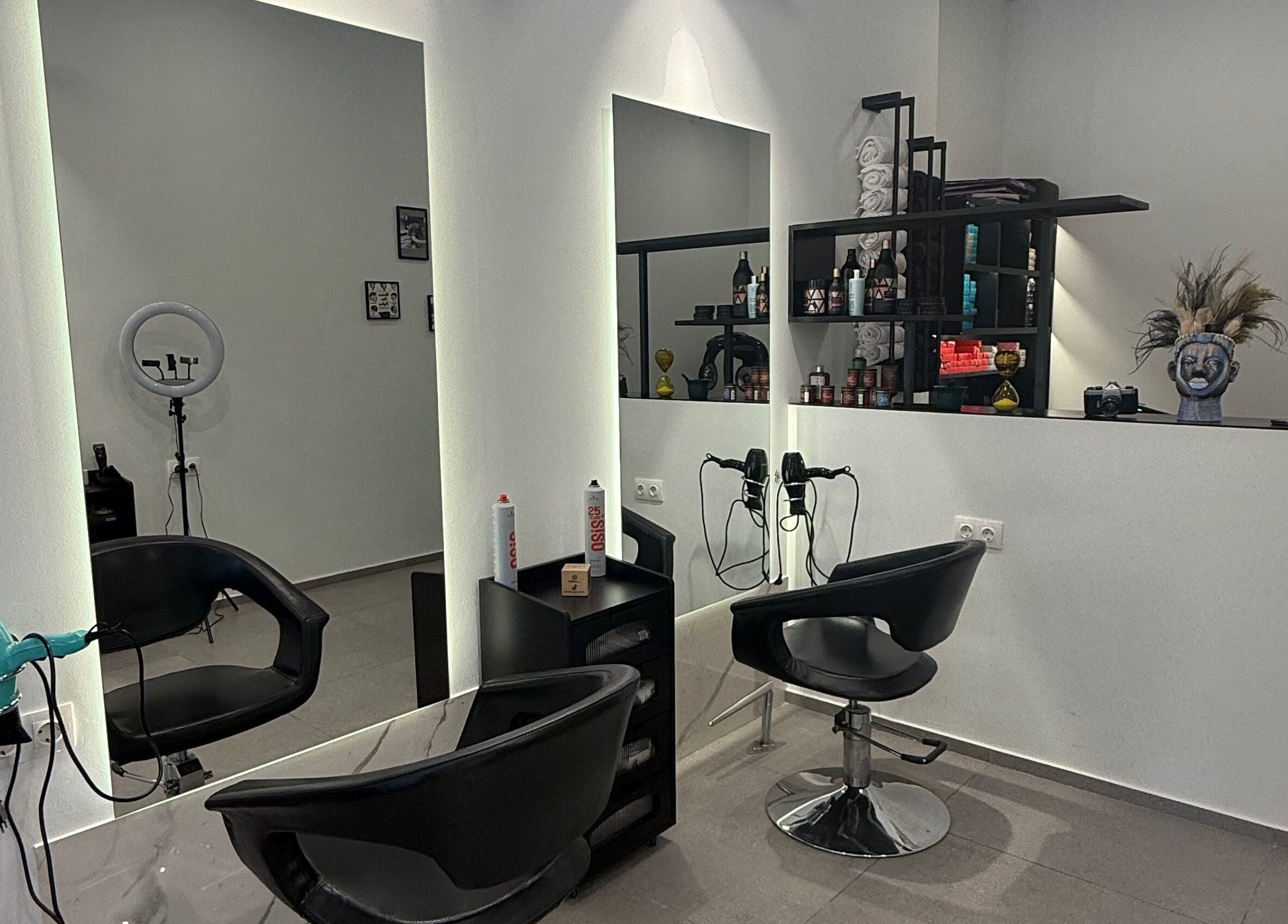 Σαλόνι Hairbox στην Πυλαία, GR με κομψά καθίσματα και εξοπλισμό ομορφιάς.