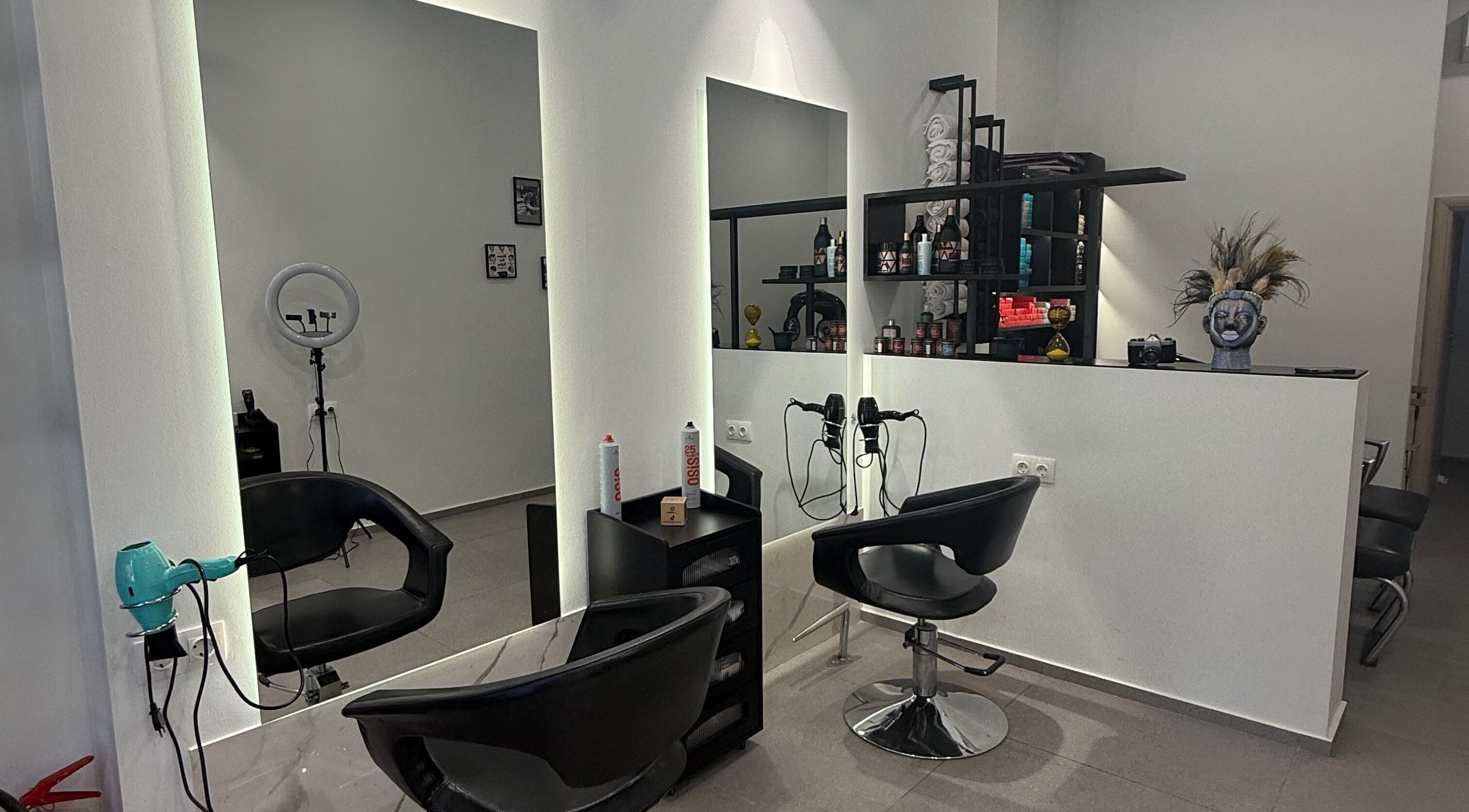 Σαλόνι Hairbox στην Πυλαία, GR με κομψά καθίσματα και εξοπλισμό ομορφιάς.