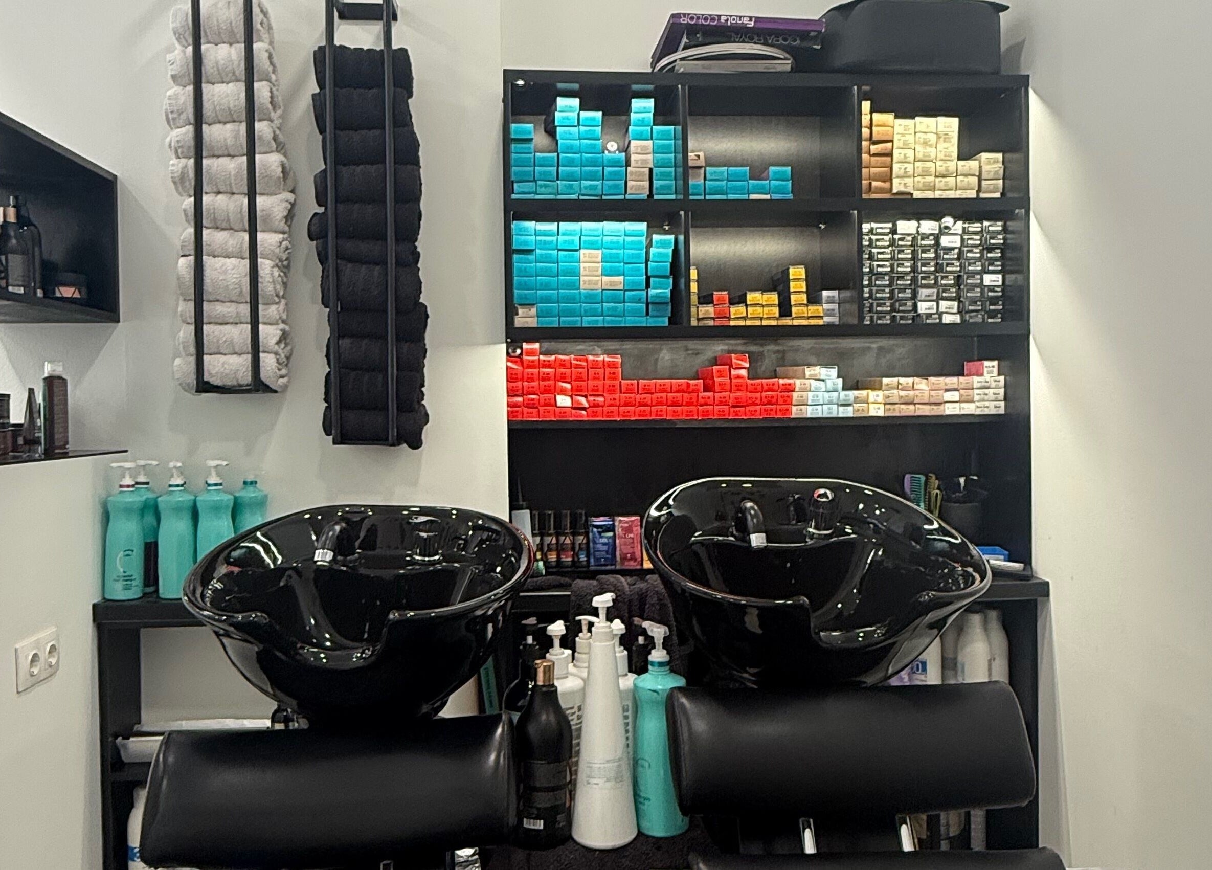 Σαλόνι Hairbox στην Πυλαία, GR με σύγχρονες εγκαταστάσεις και προϊόντα περιποίησης.