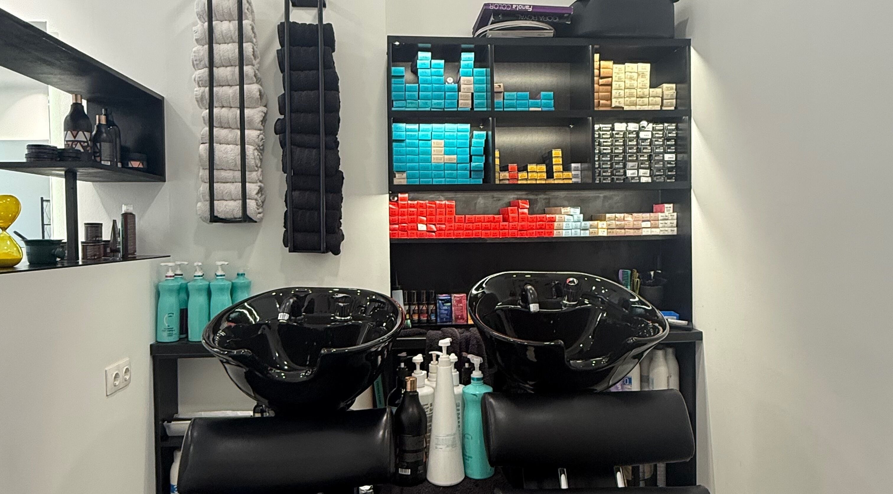 Σαλόνι Hairbox στην Πυλαία, GR με σύγχρονες εγκαταστάσεις και προϊόντα περιποίησης.