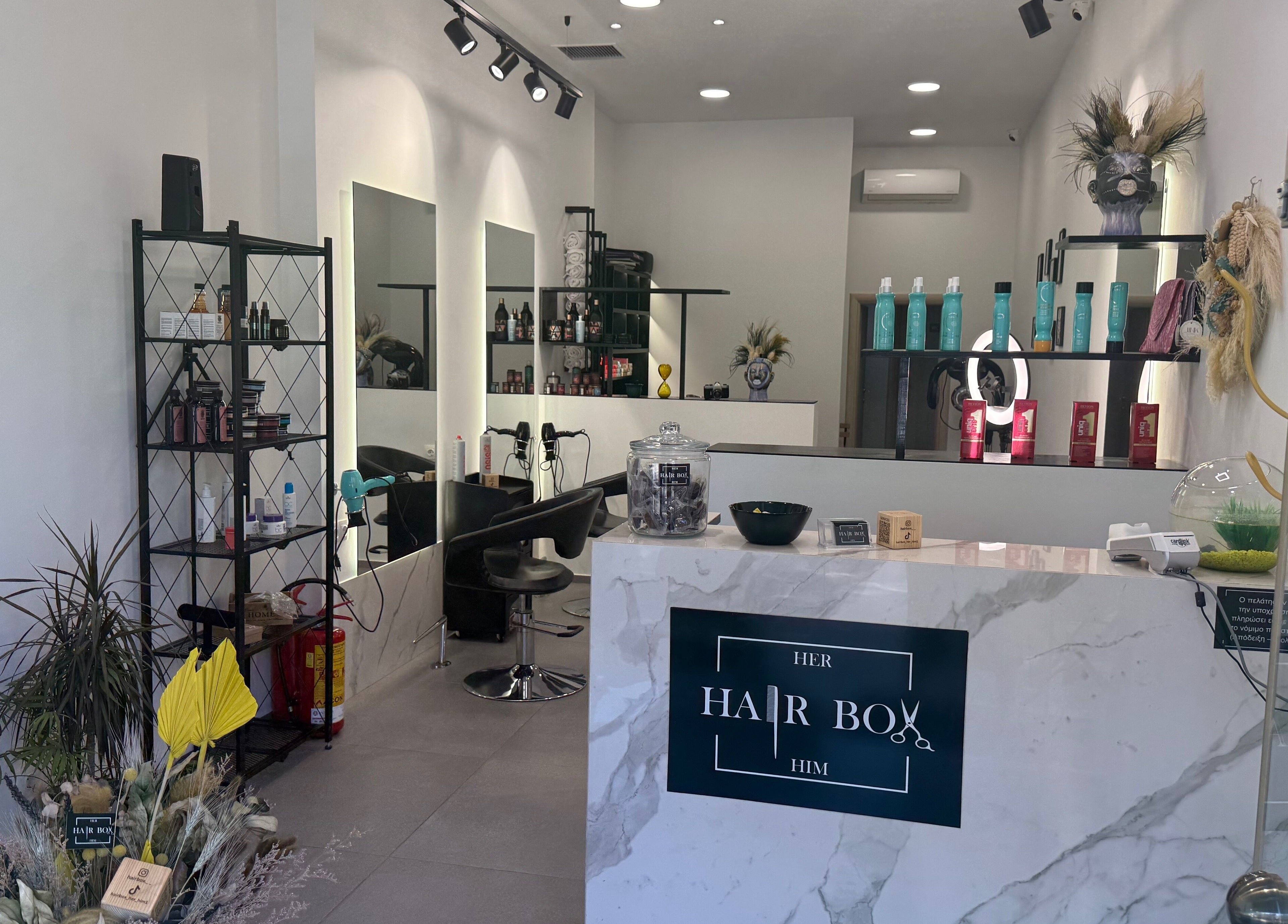 Εσωτερικό του καταστήματος Hairbox στην Πυλαία, GR, με μοντέρνα διακόσμηση και προϊόντα ομορφιάς.