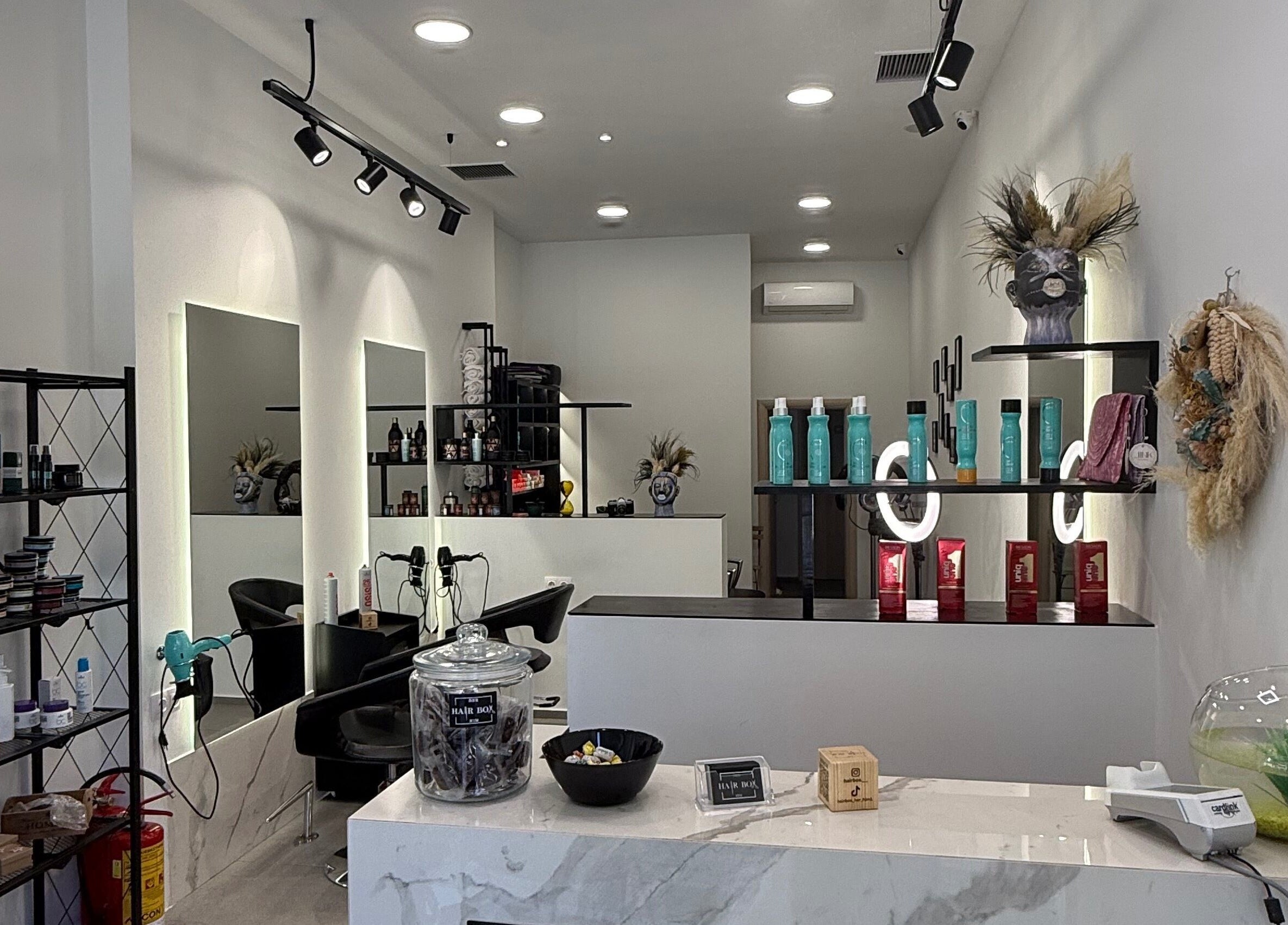 Εσωτερικό του Hairbox, Πυλαία, GR, με σύγχρονη αισθητική και επαγγελματικά προϊόντα ομορφιάς.