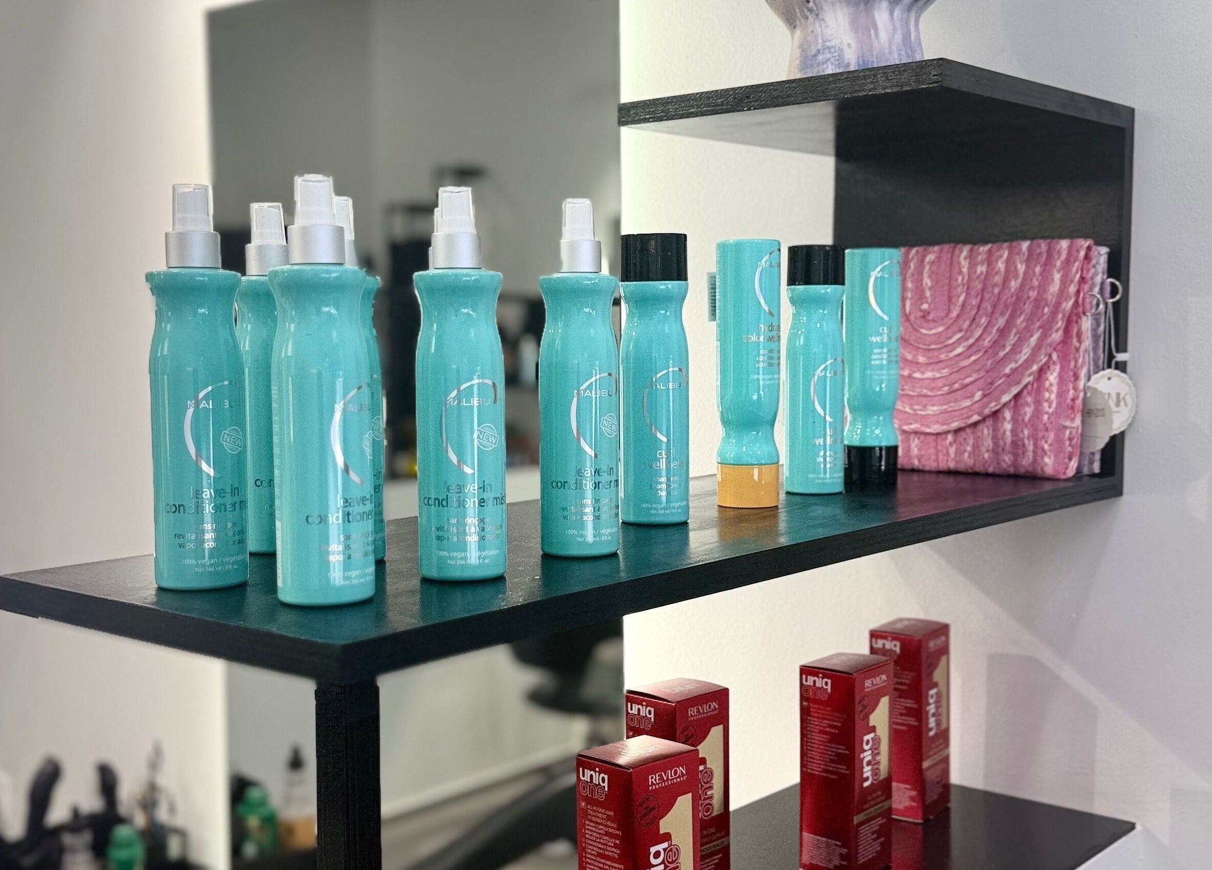 Πολυτελή προϊόντα ομορφιάς στο ράφι του Hairbox, Πυλαία, GR.