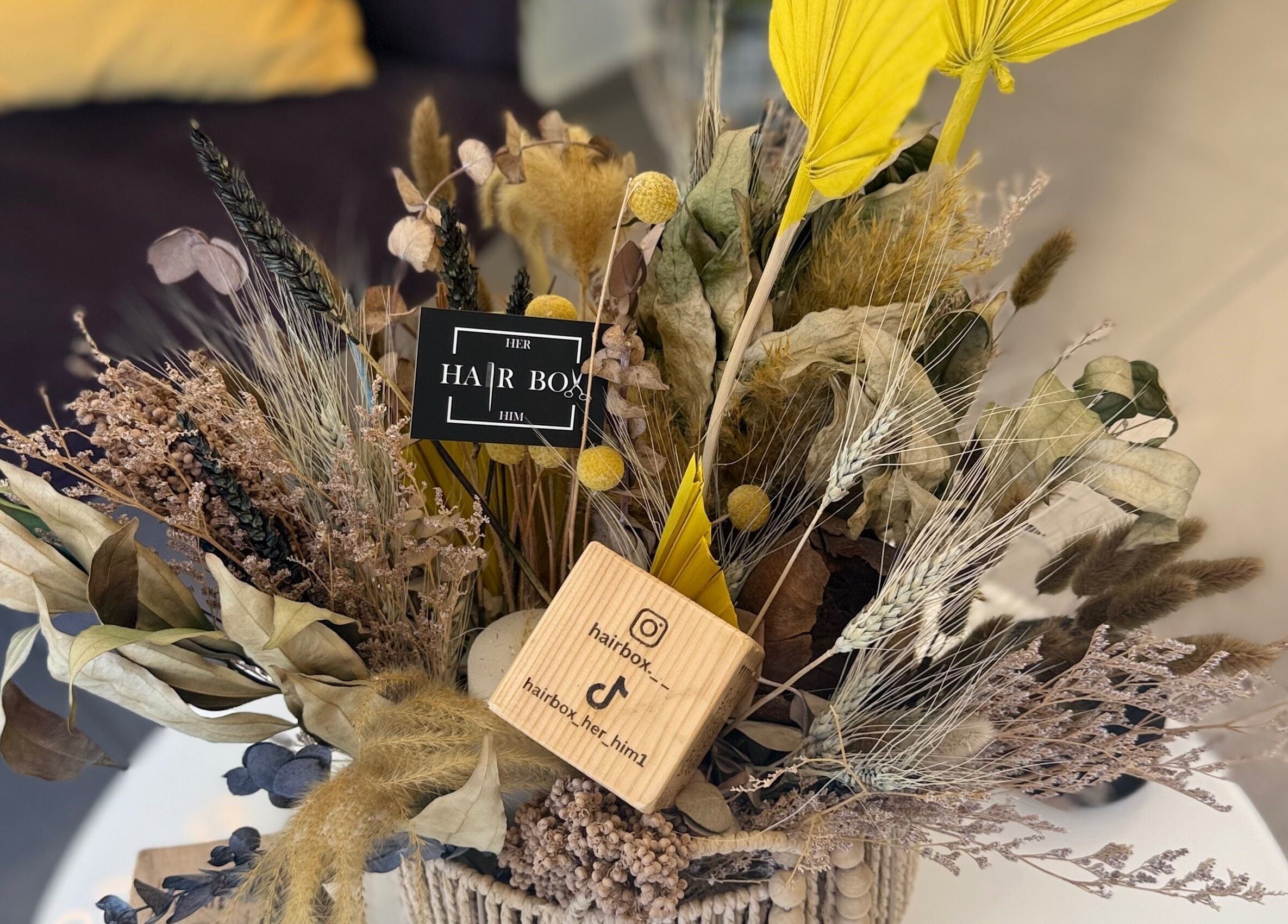Διακοσμητικός μπουκέτο στο Hairbox Πυλαία, GR, αποξηραμένα λουλούδια με πινελιές κίτρινου.