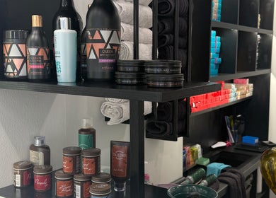 Προϊόντα περιποίησης σε ράφια στο Hairbox, Πυλαία, GR.