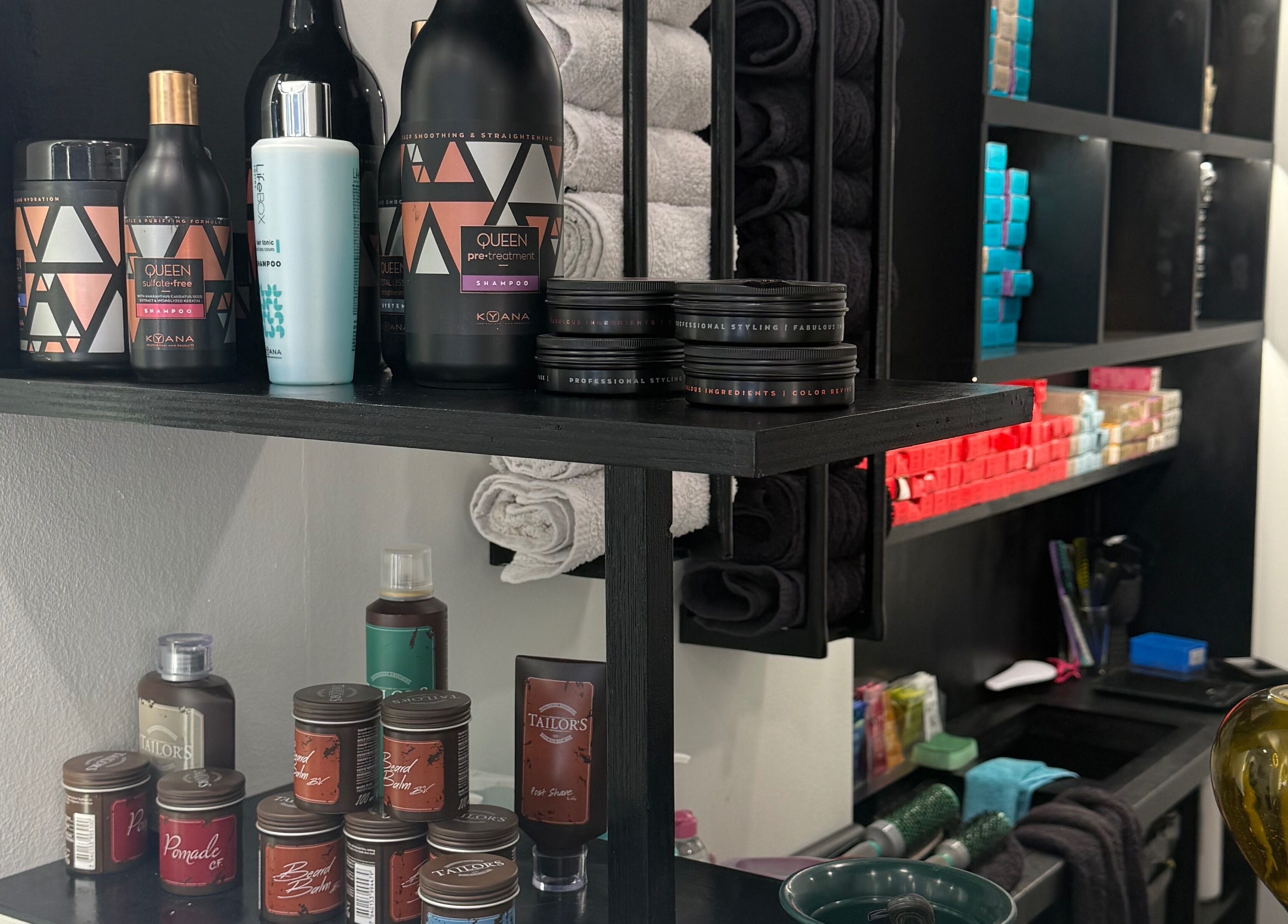 Προϊόντα περιποίησης σε ράφια στο Hairbox, Πυλαία, GR.