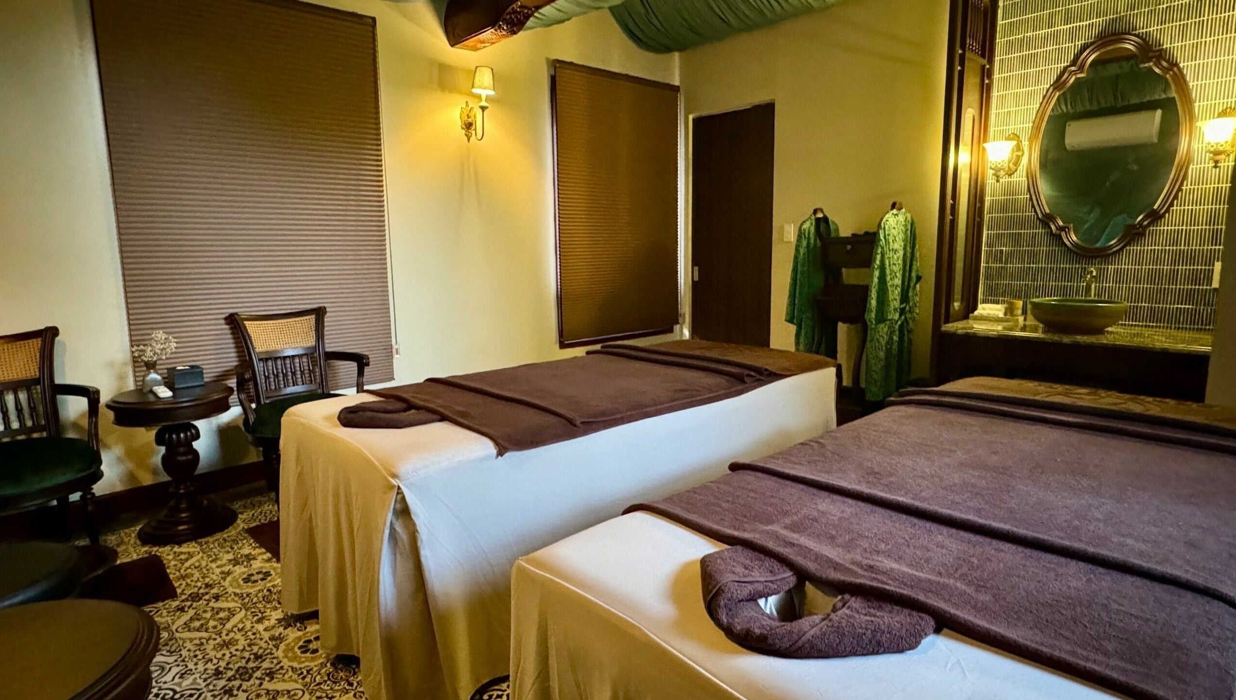 Salle de massage à Serene Spa Hoi An, Thành Phố Hội An, Quảng Nam, VN, avec tables et ambiance paisible.