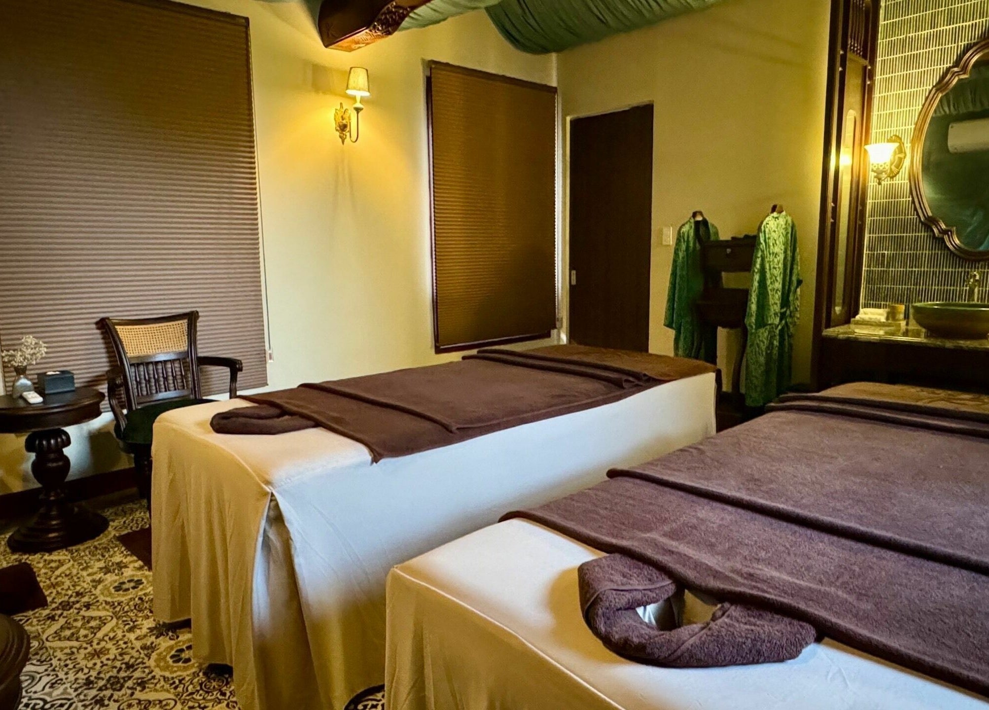 Salle de massage à Serene Spa Hoi An, Thành Phố Hội An, Quảng Nam, VN, avec tables et ambiance paisible.