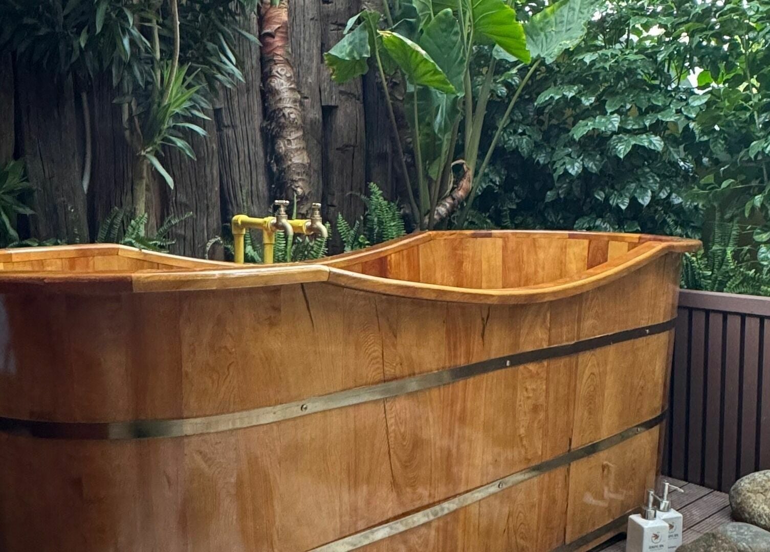 Baignoire en bois élégante au Serene Spa Hoi An, Thành Phố Hội An, Quảng Nam, VN entourée de verdure.