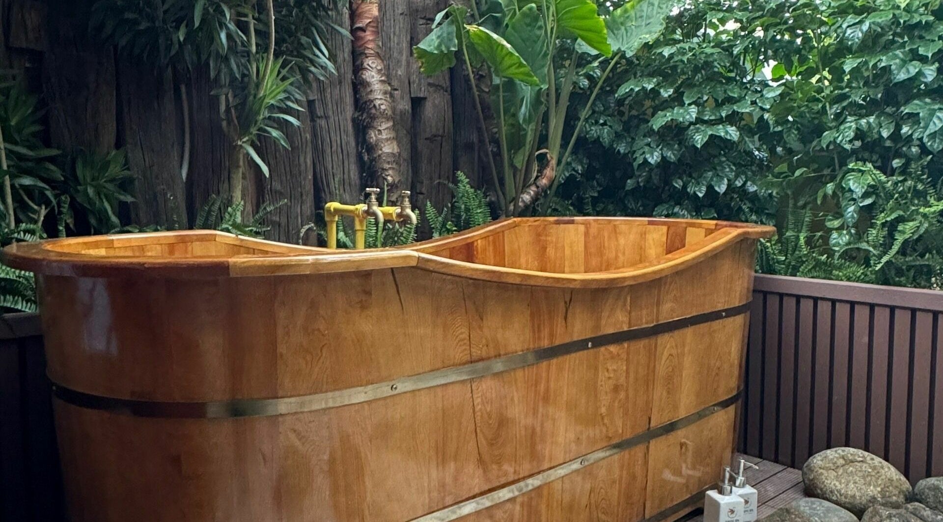 Baignoire en bois élégante au Serene Spa Hoi An, Thành Phố Hội An, Quảng Nam, VN entourée de verdure.