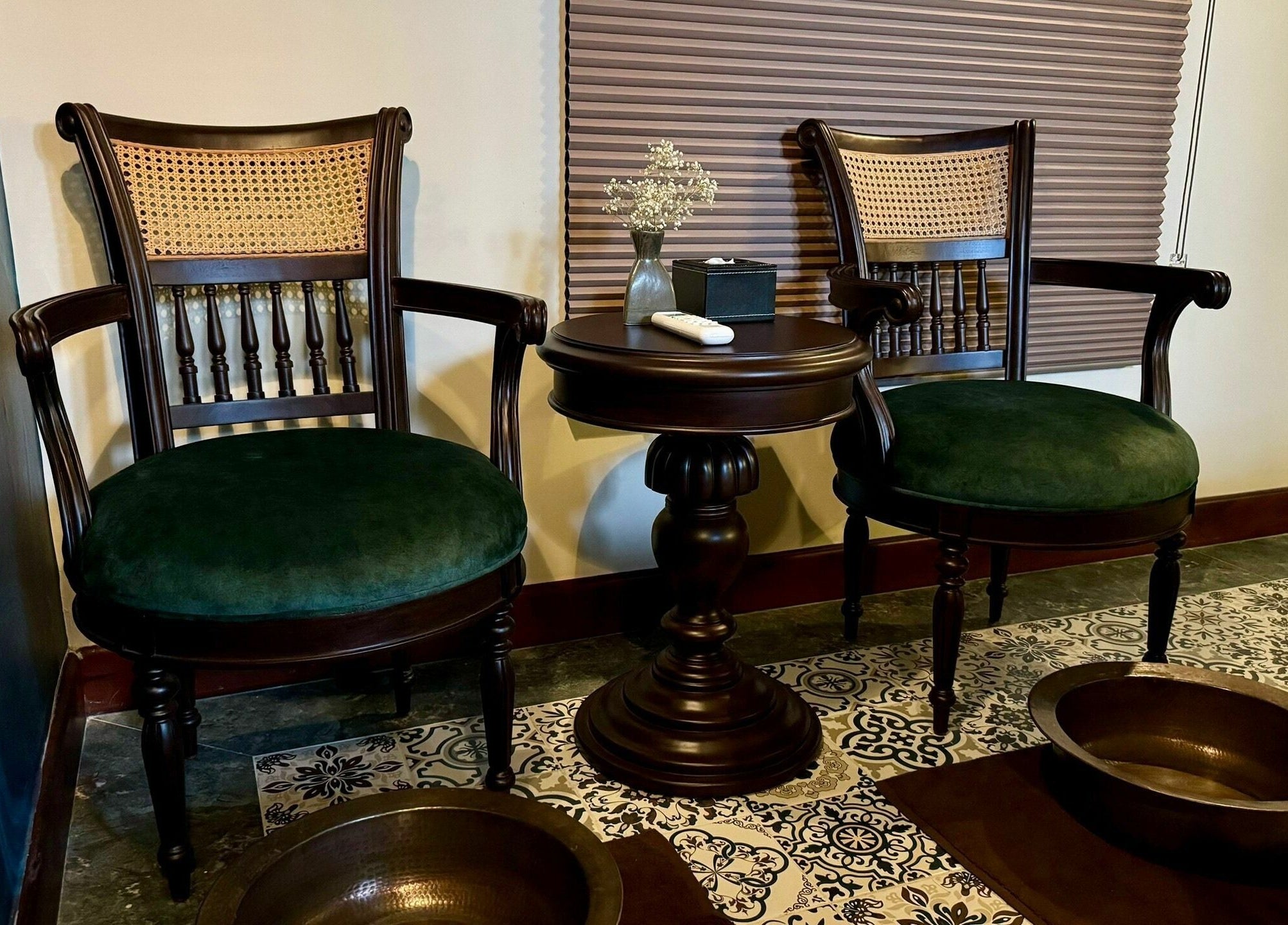 Espace détente avec chaises élégantes au Serene Spa Hoi An, Thành Phố Hội An, Quảng Nam, VN.