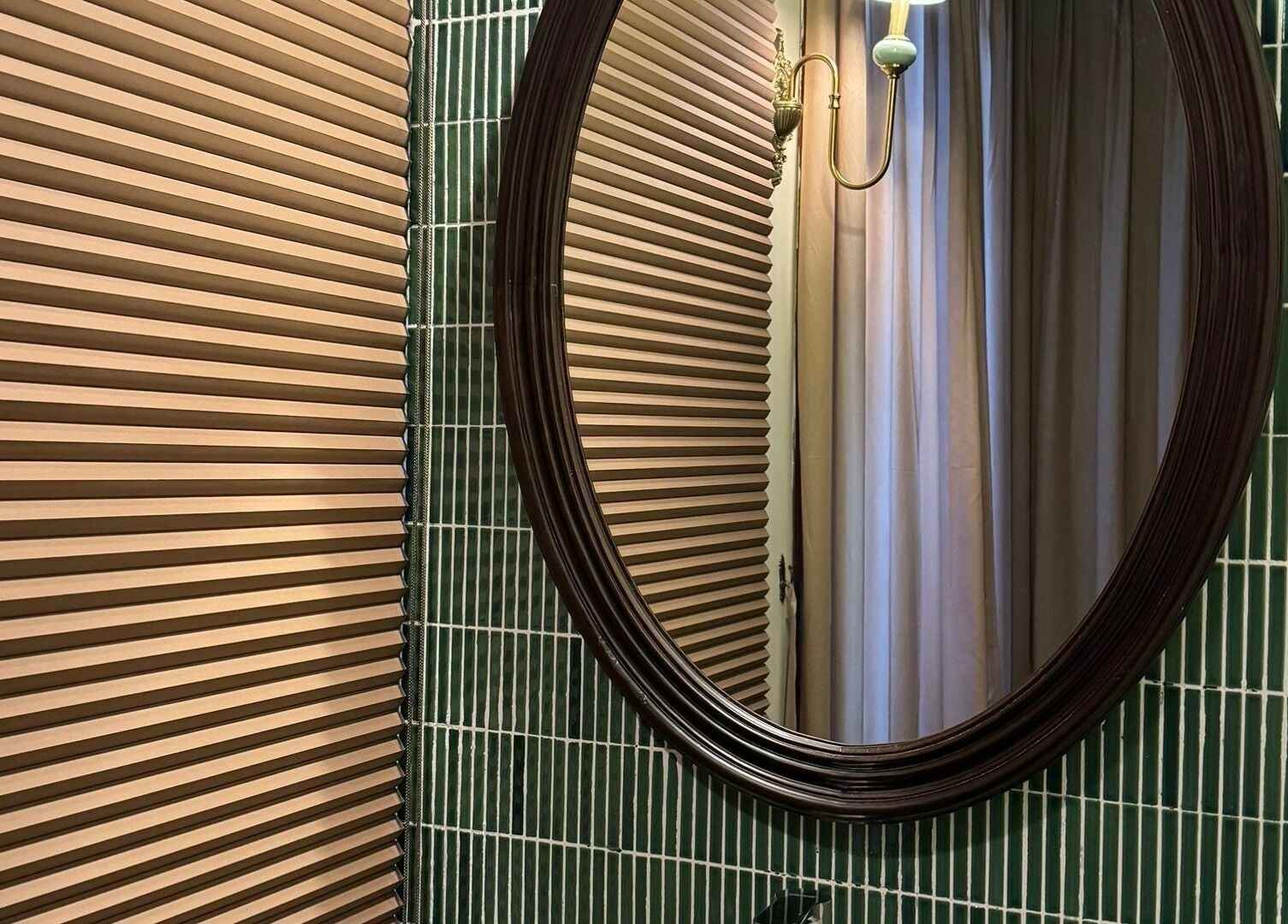 Miroir ovale et décor moderne chez Serene Spa Hoi An, Thành Phố Hội An, Quảng Nam, VN.