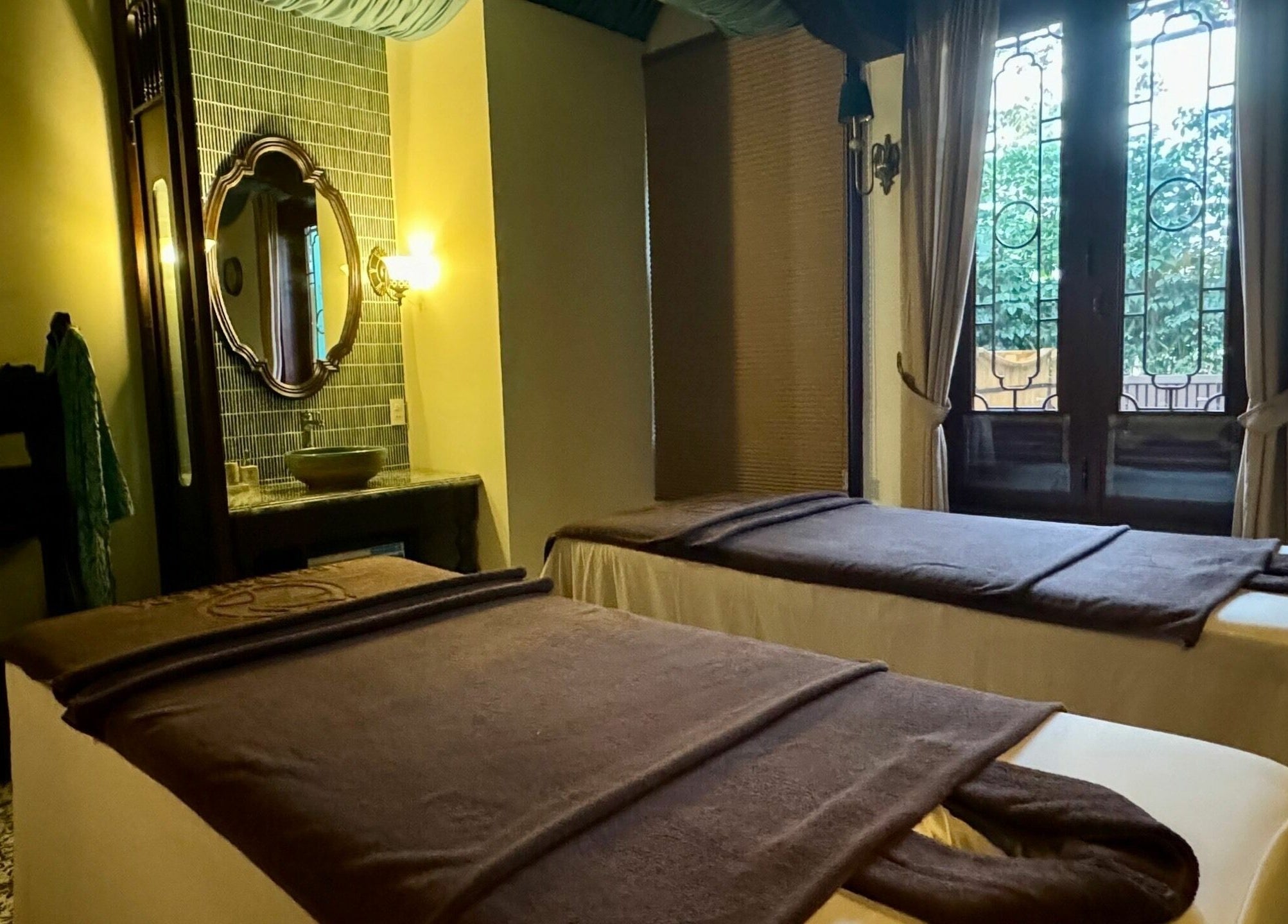 Salle de massage apaisante chez Serene Spa Hoi An à Thành Phố Hội An, Quảng Nam, VN avec lits de soin doux.