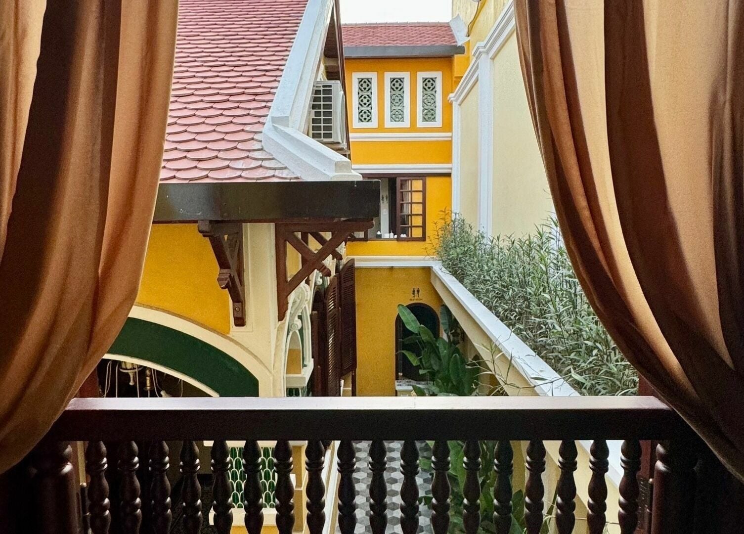 Balcon serein avec vue sur l'architecture traditionnelle à Serene Spa Hoi An, Thành Phố Hội An, Quảng Nam, VN.