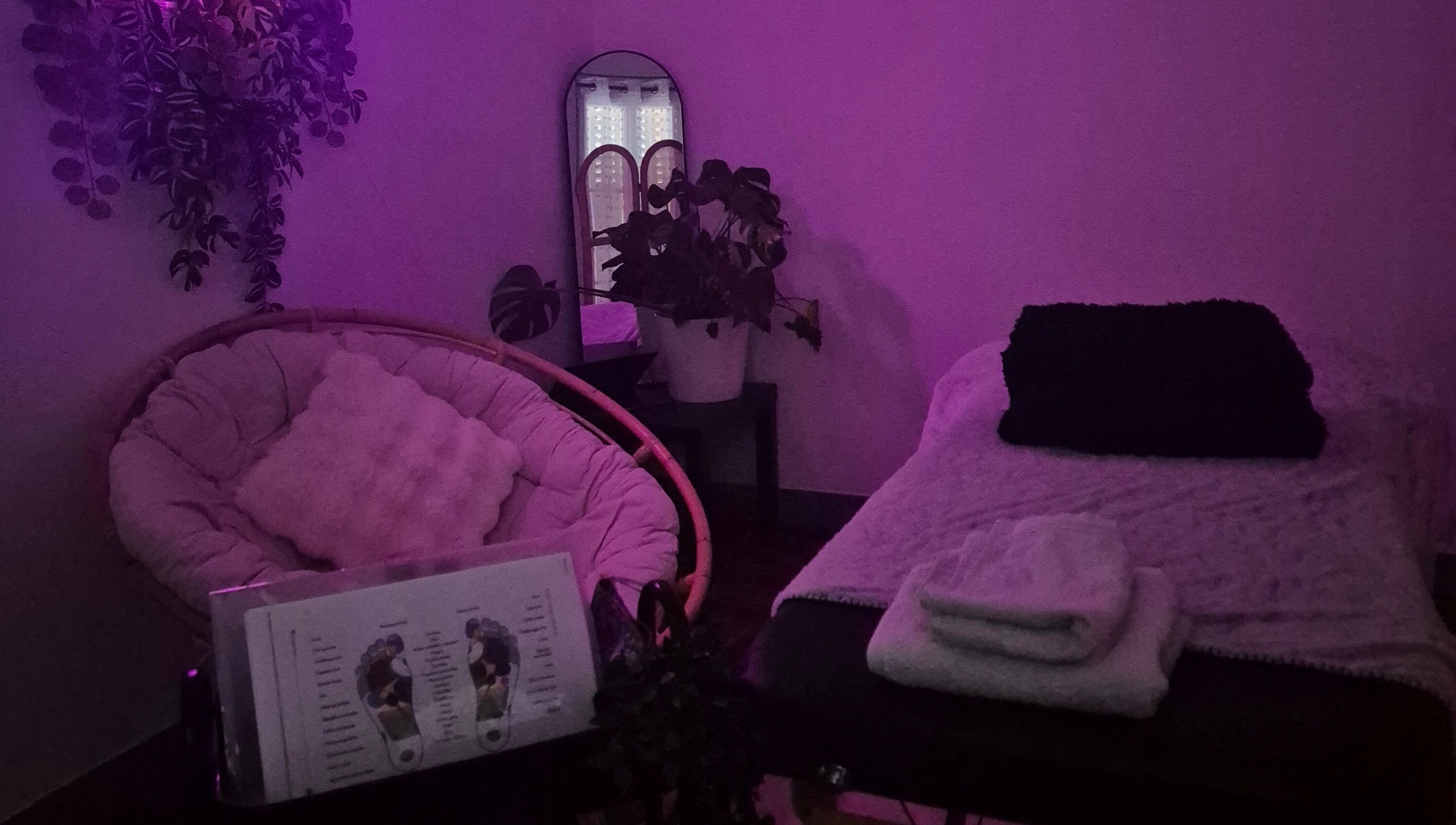 Salon de massage apaisant à LéaÔnaturae, Orléans, Centre-val De Loire, FR, avec éclairage doux et fauteuil confortable.