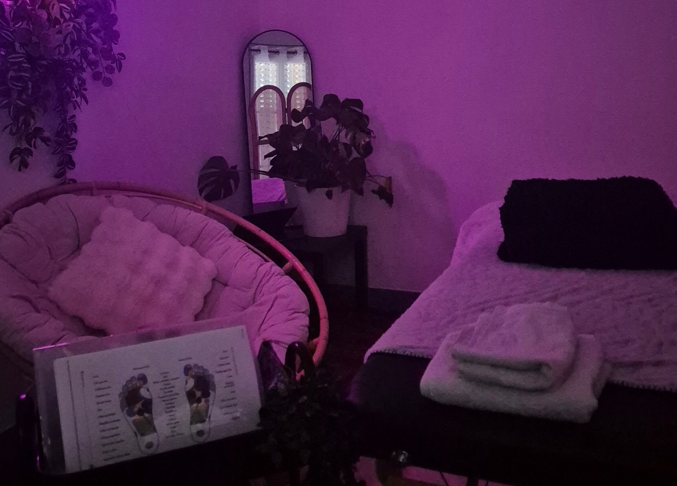 Salon de massage apaisant à LéaÔnaturae, Orléans, Centre-val De Loire, FR, avec éclairage doux et fauteuil confortable.