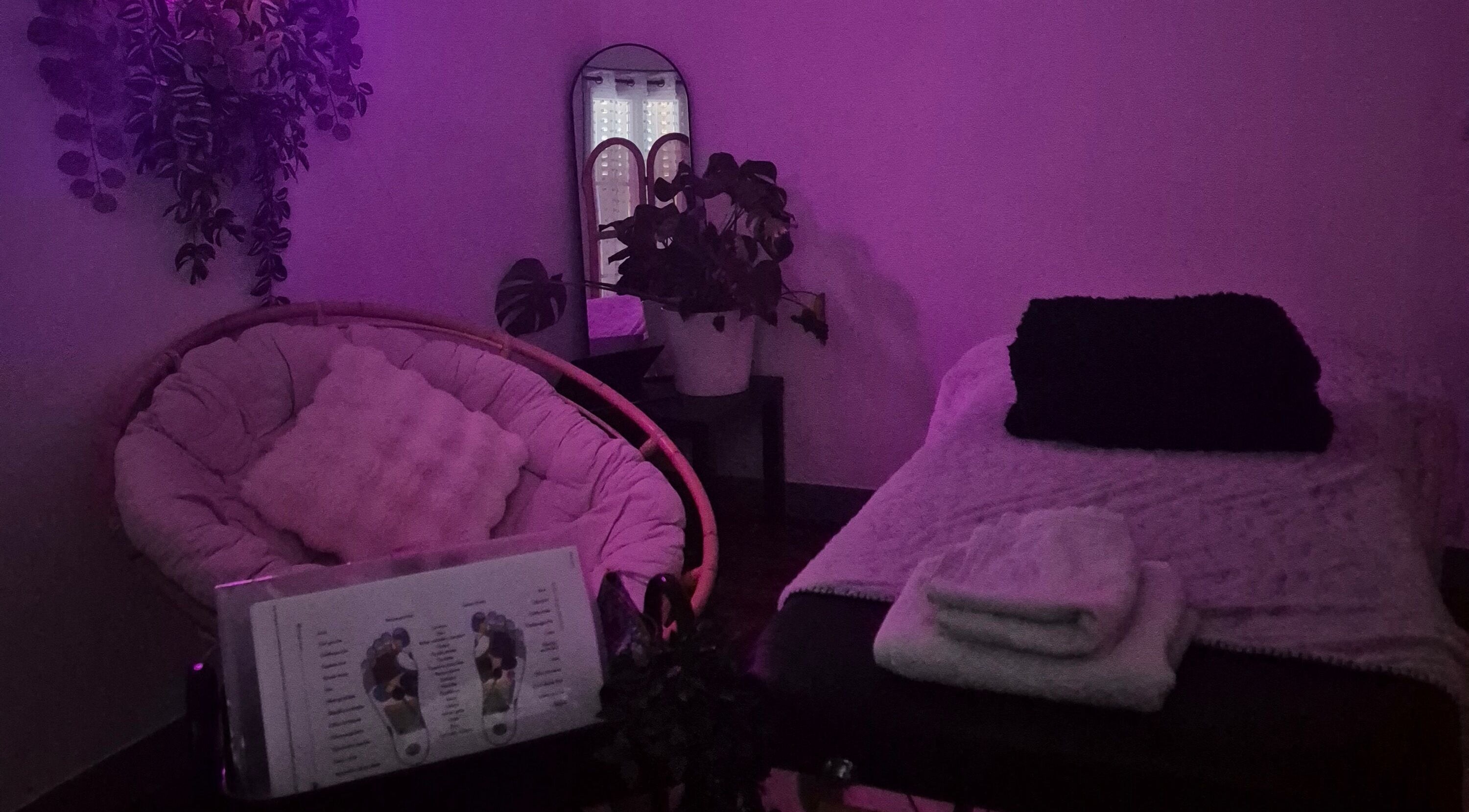 Salon de massage apaisant à LéaÔnaturae, Orléans, Centre-val De Loire, FR, avec éclairage doux et fauteuil confortable.