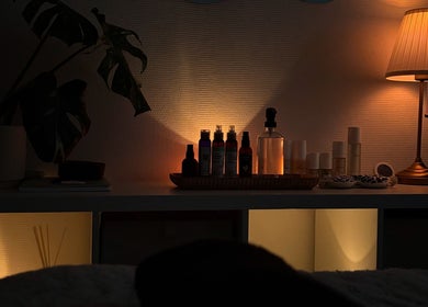 Intérieur cosy chez LéaÔnaturae à Orléans, Centre-val De Loire, FR avec produits de beauté et lumière douce.