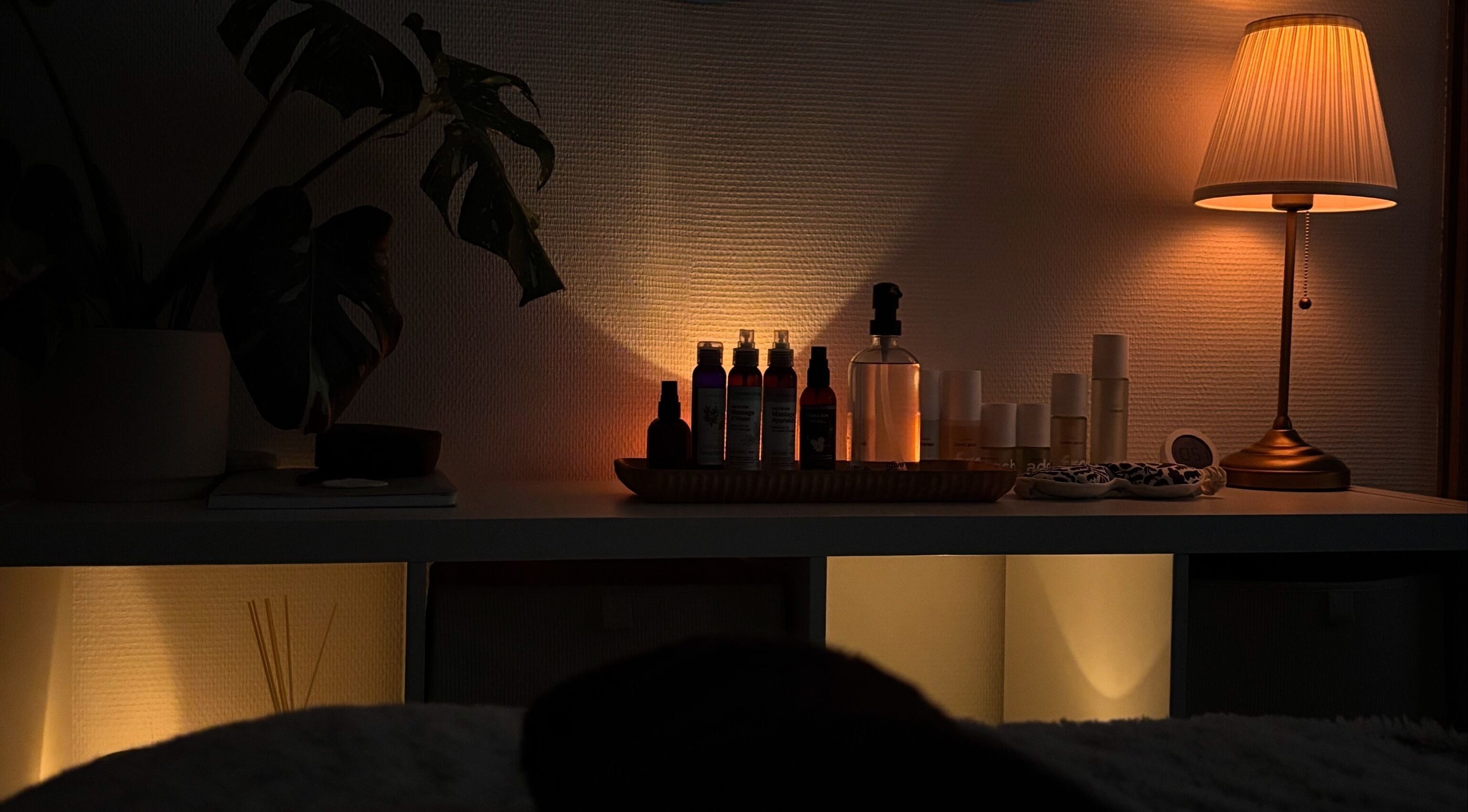 Intérieur cosy chez LéaÔnaturae à Orléans, Centre-val De Loire, FR avec produits de beauté et lumière douce.