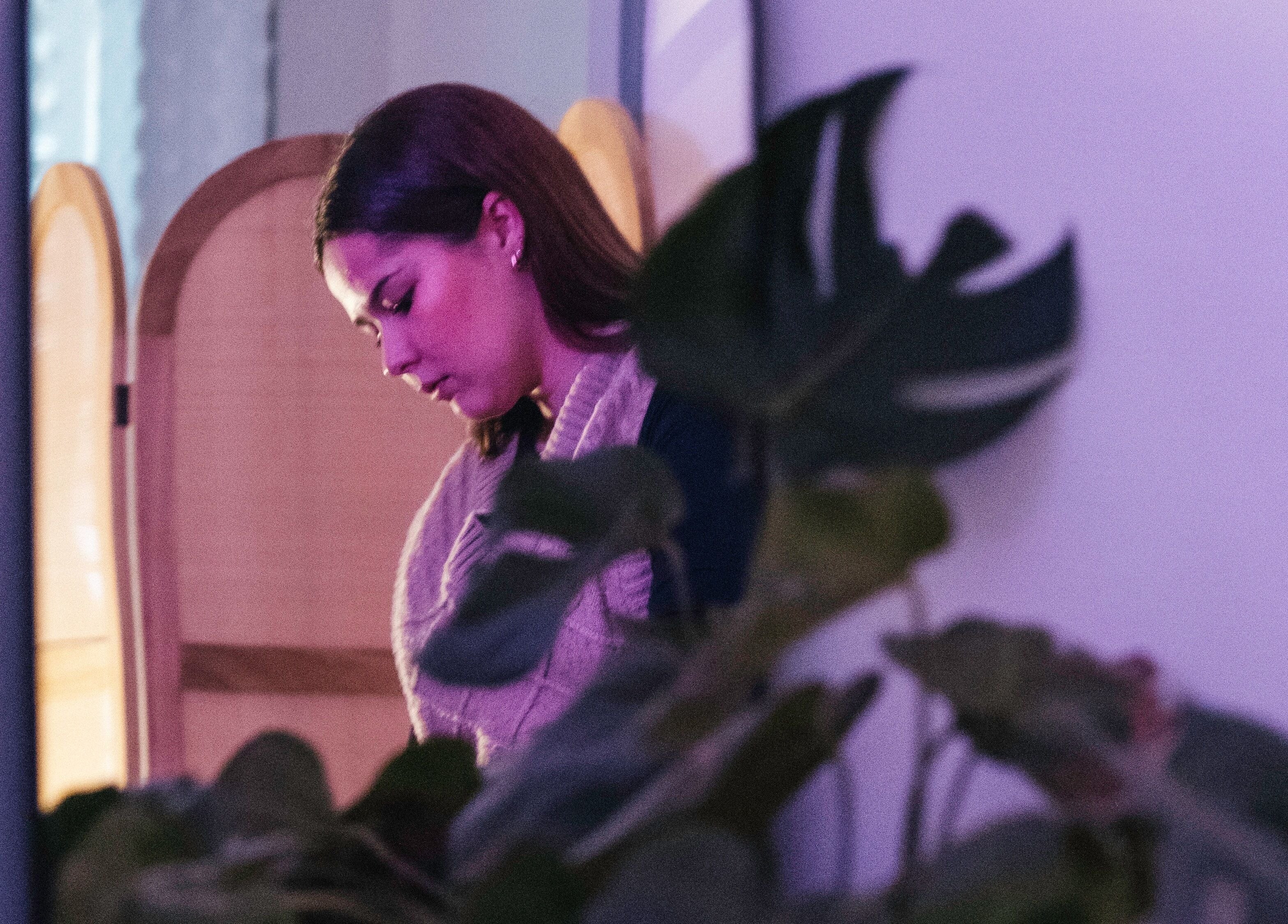 Femme relaxant chez LéaÔnaturae, Orléans, Centre-val De Loire, FR, dans une ambiance moderne et apaisante.