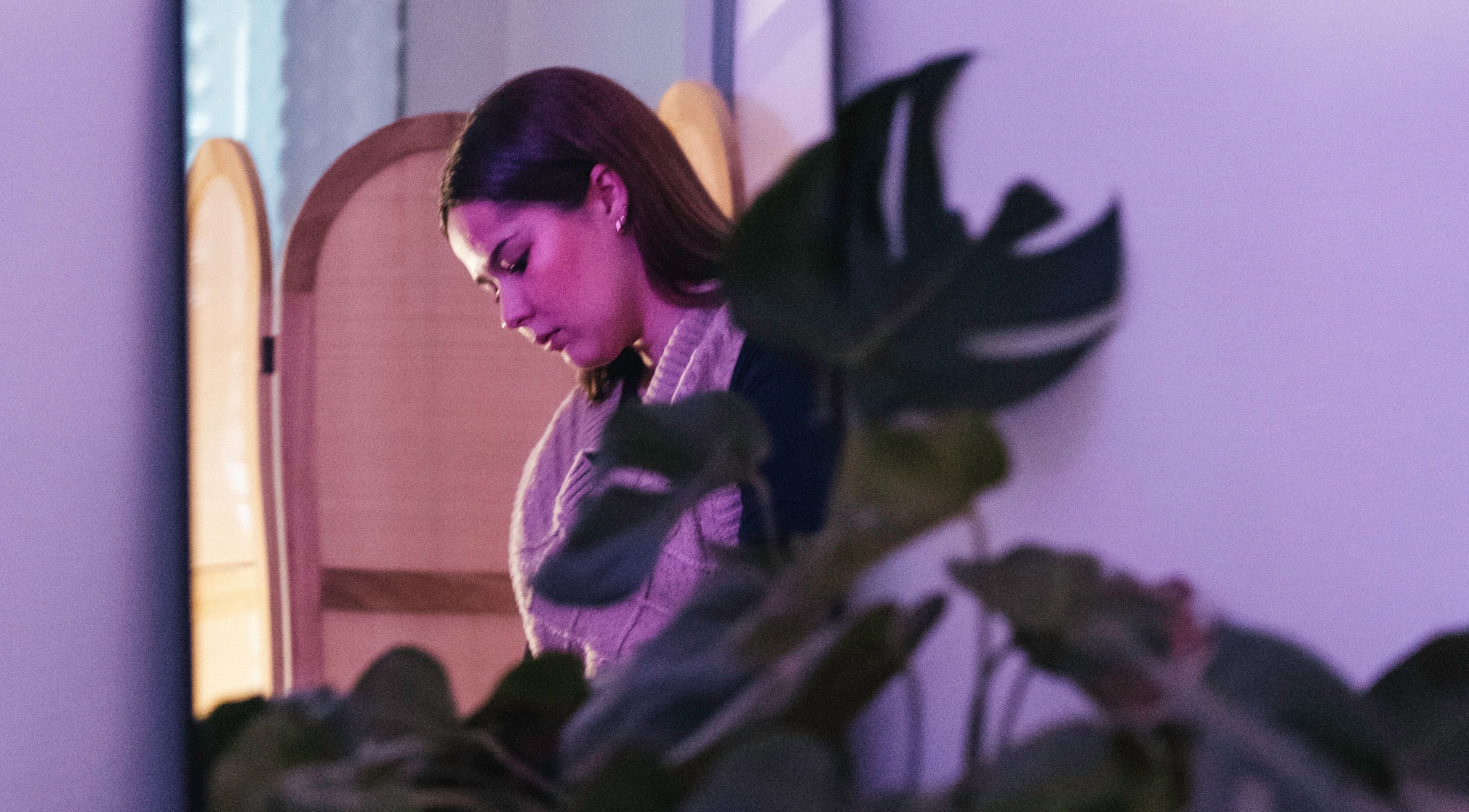 Femme relaxant chez LéaÔnaturae, Orléans, Centre-val De Loire, FR, dans une ambiance moderne et apaisante.