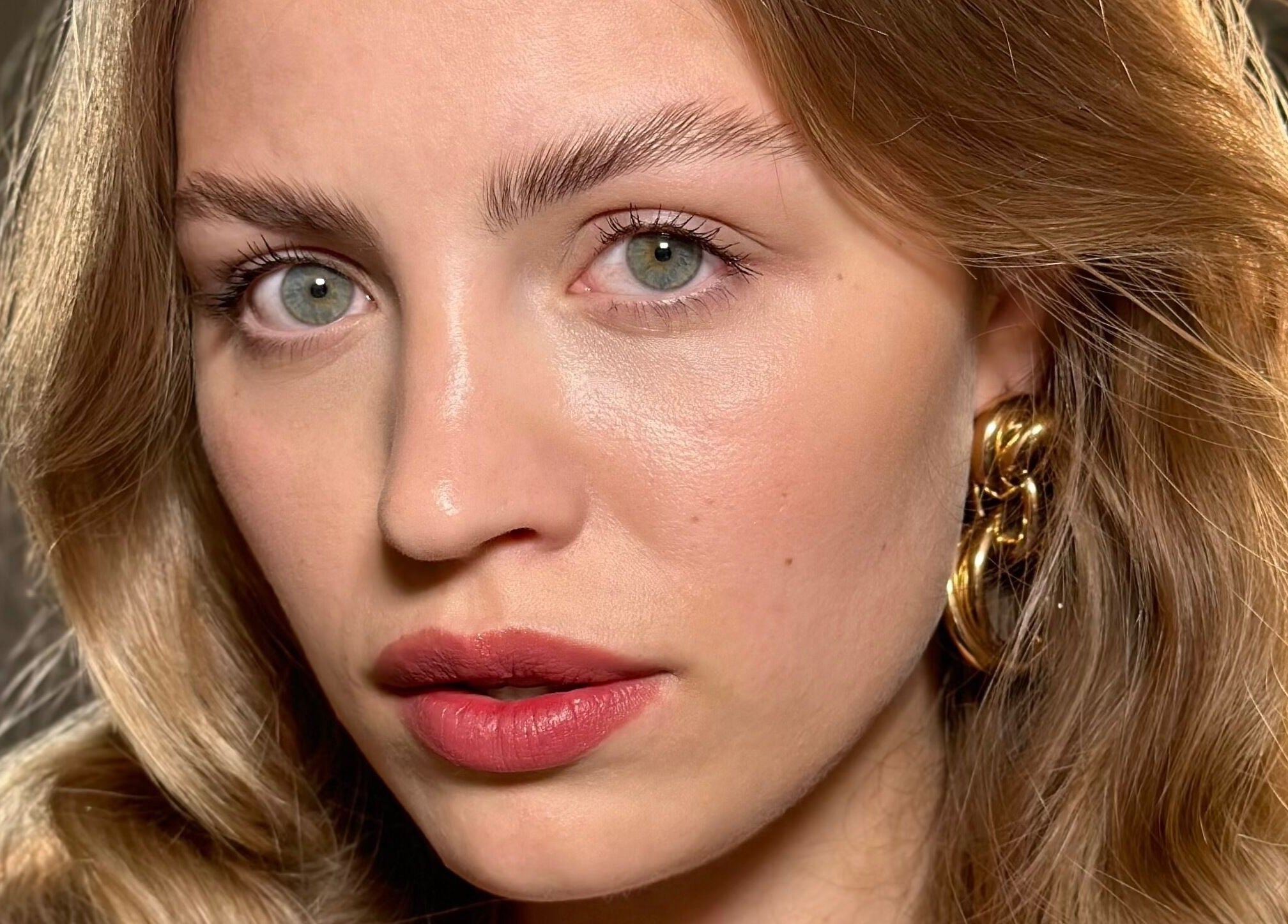 Nahaufnahme einer Frau mit makellosen Augenbrauen bei Katia Brows, Berlin, Berlin, DE.