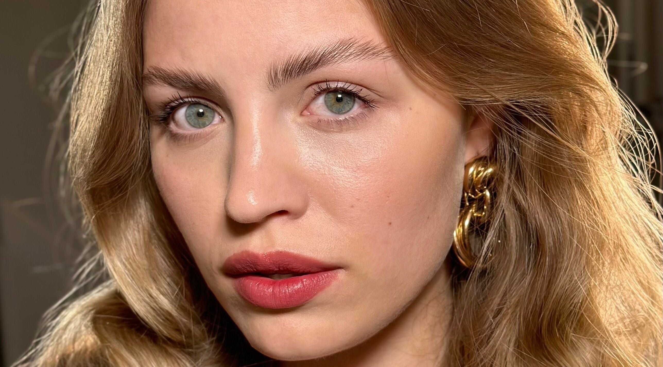 Nahaufnahme einer Frau mit makellosen Augenbrauen bei Katia Brows, Berlin, Berlin, DE.