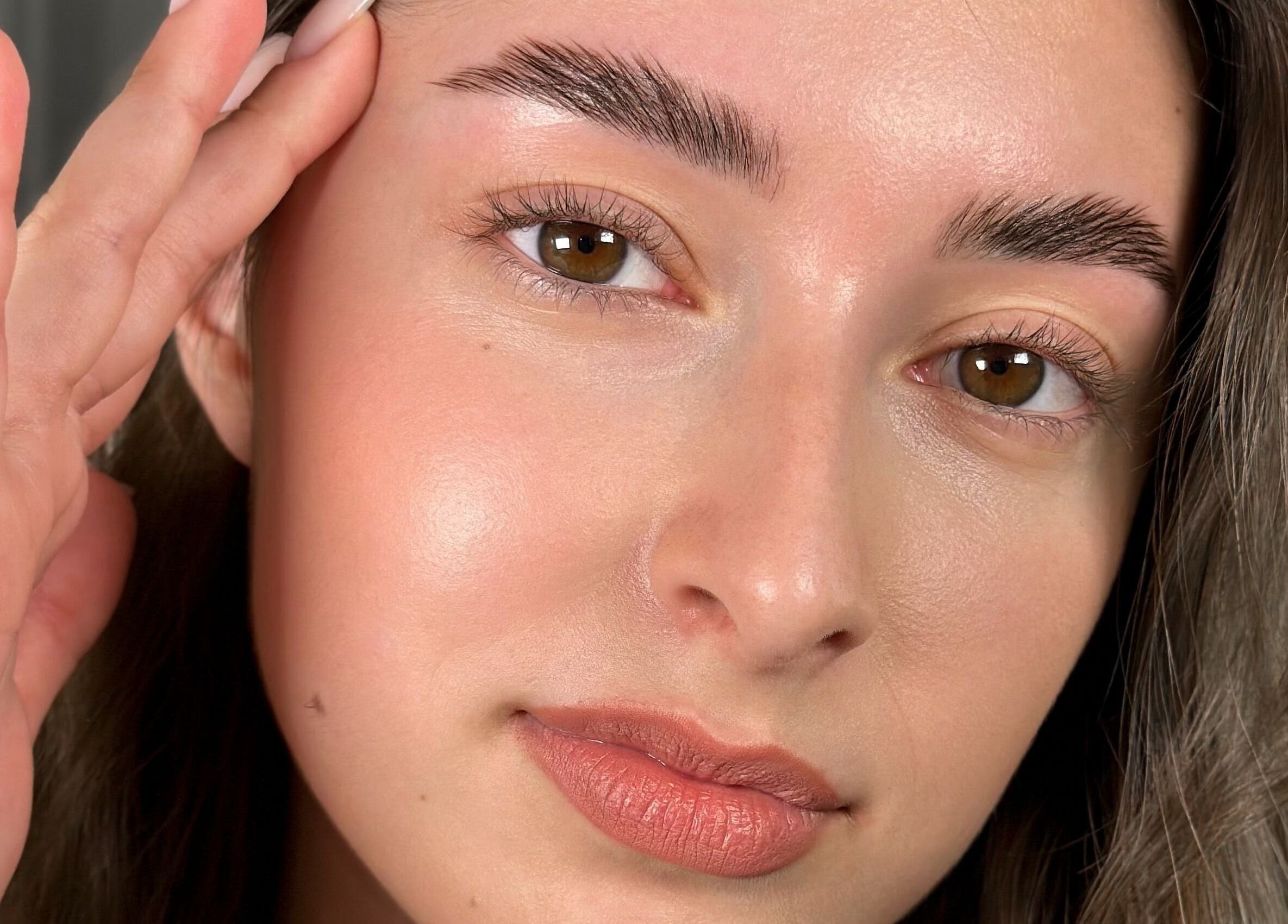 Kundin mit perfekt gestylten Augenbrauen bei Katia Brows in Berlin, Berlin, DE.