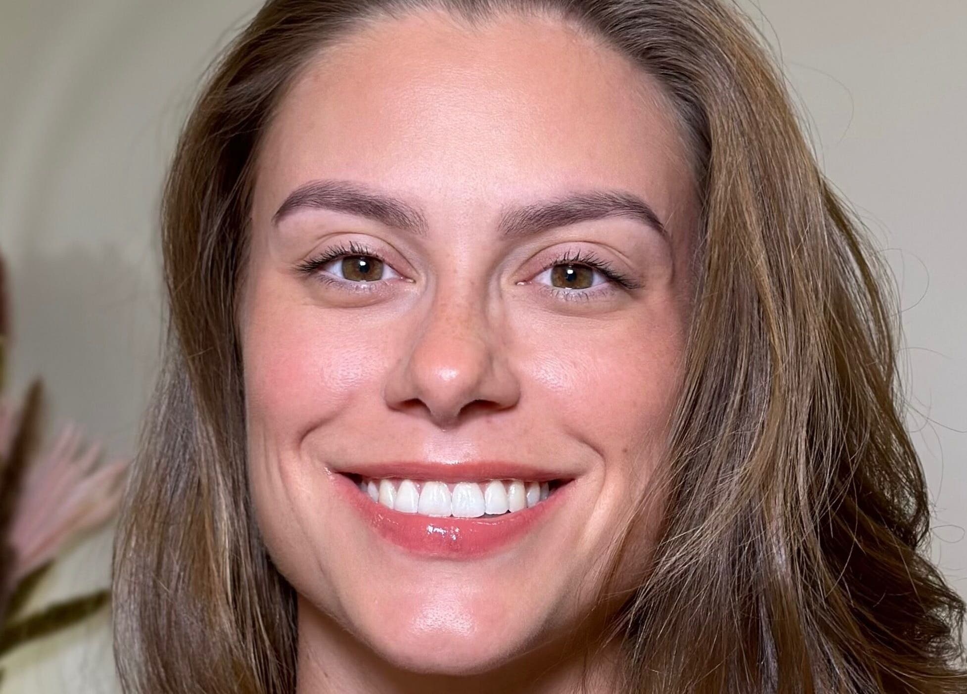 Zufriedene Kundin bei Katia Brows, Berlin, Berlin, DE, zeigt perfekt geformte Augenbrauen.