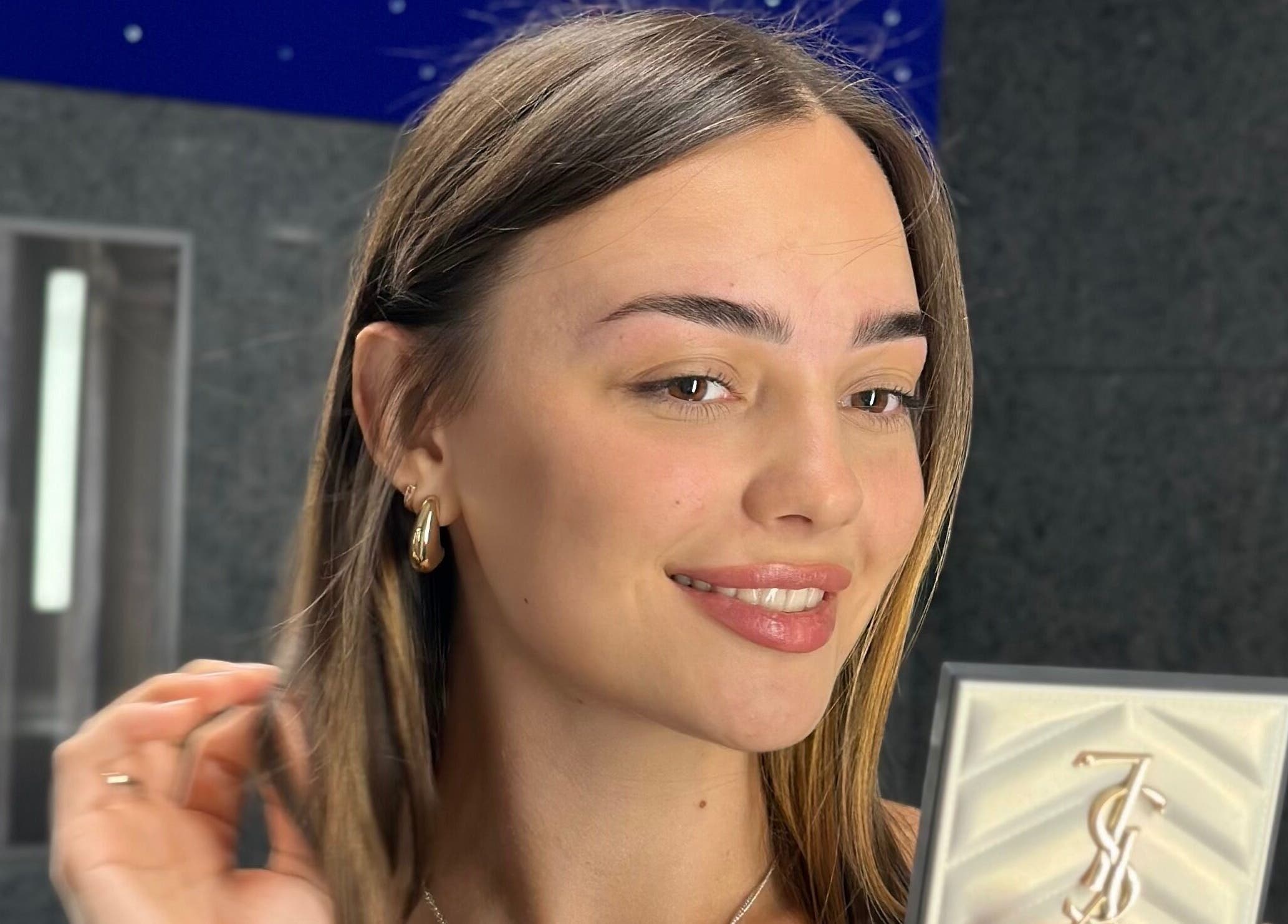 Frau mit gepflegten Augenbrauen bei Katia Brows in Berlin, Berlin, DE.