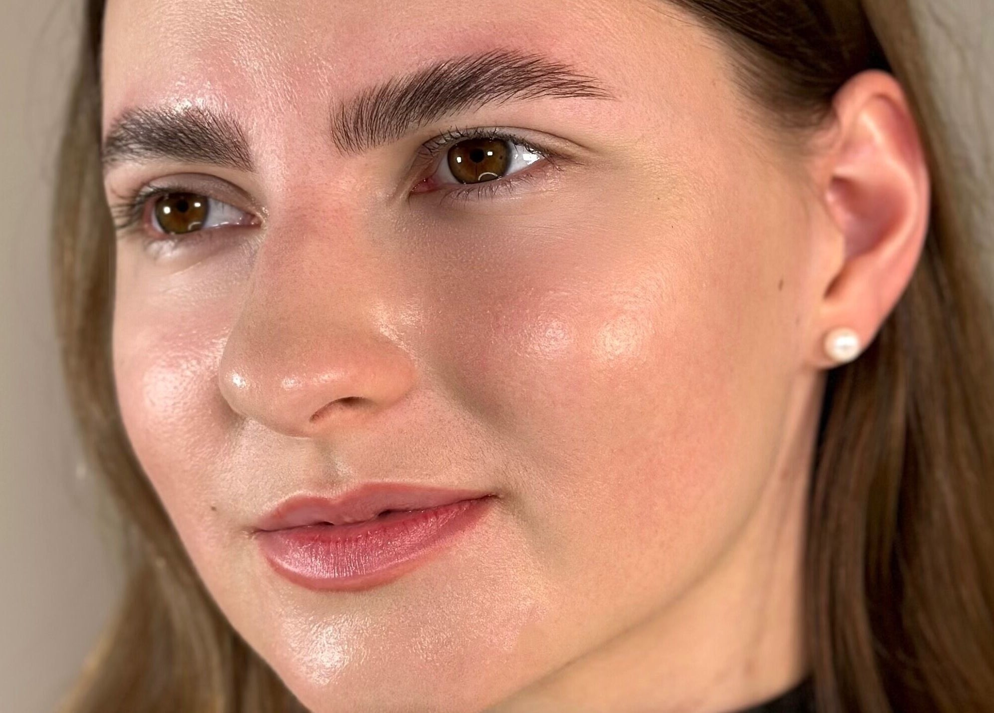 Nahaufnahme eines gepflegten Gesichts bei Katia Brows in Berlin, Berlin, DE.