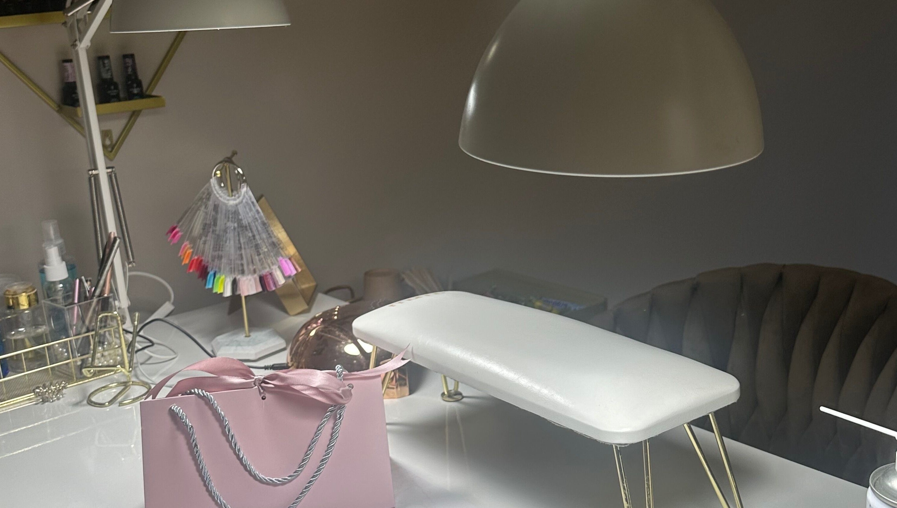 Nowoczesne wnętrze salonu Po stronie piękna w Olsztynie, Województwo Warmińsko-mazurskie, PL, z lampą i akcesoriami.