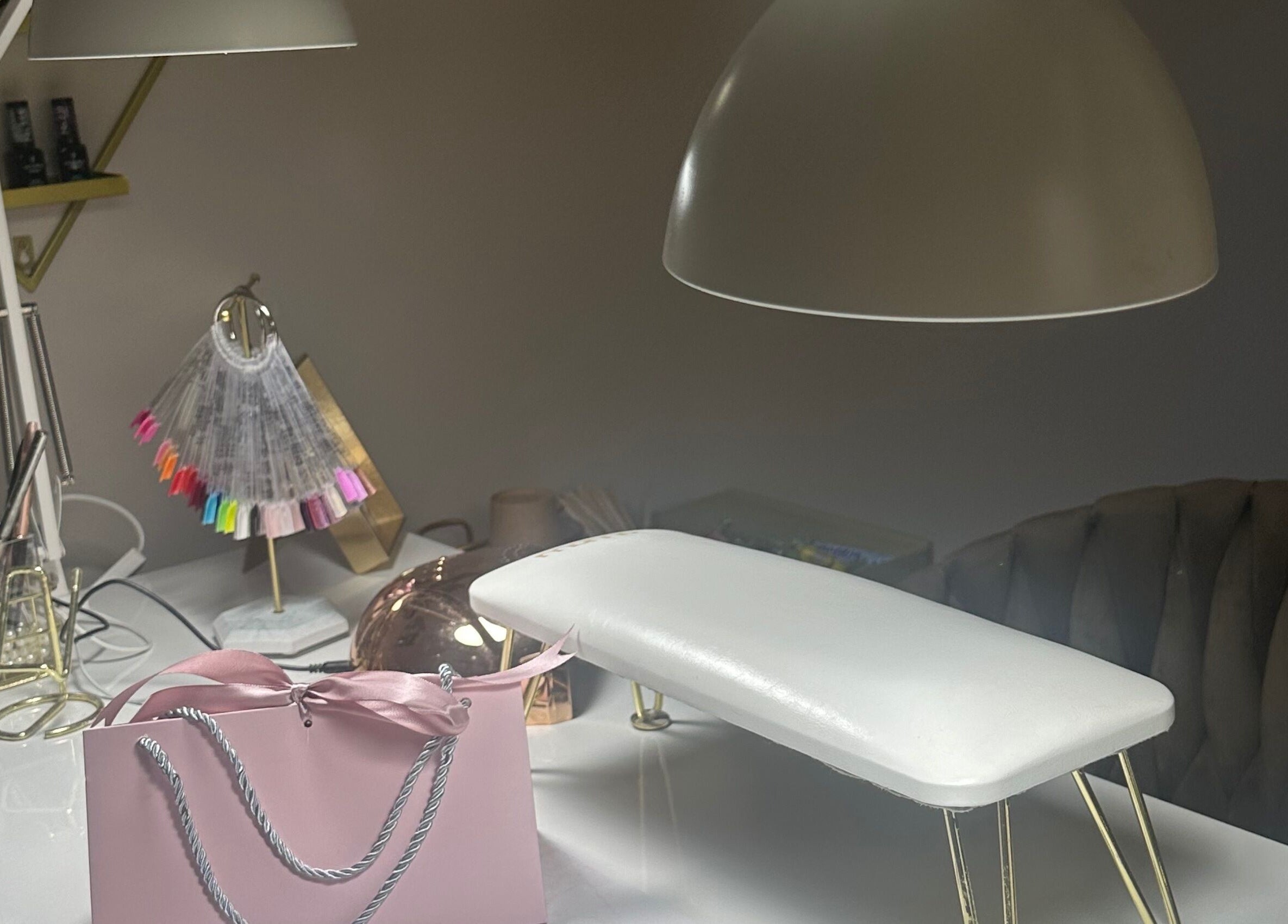 Nowoczesne wnętrze salonu Po stronie piękna w Olsztynie, Województwo Warmińsko-mazurskie, PL, z lampą i akcesoriami.