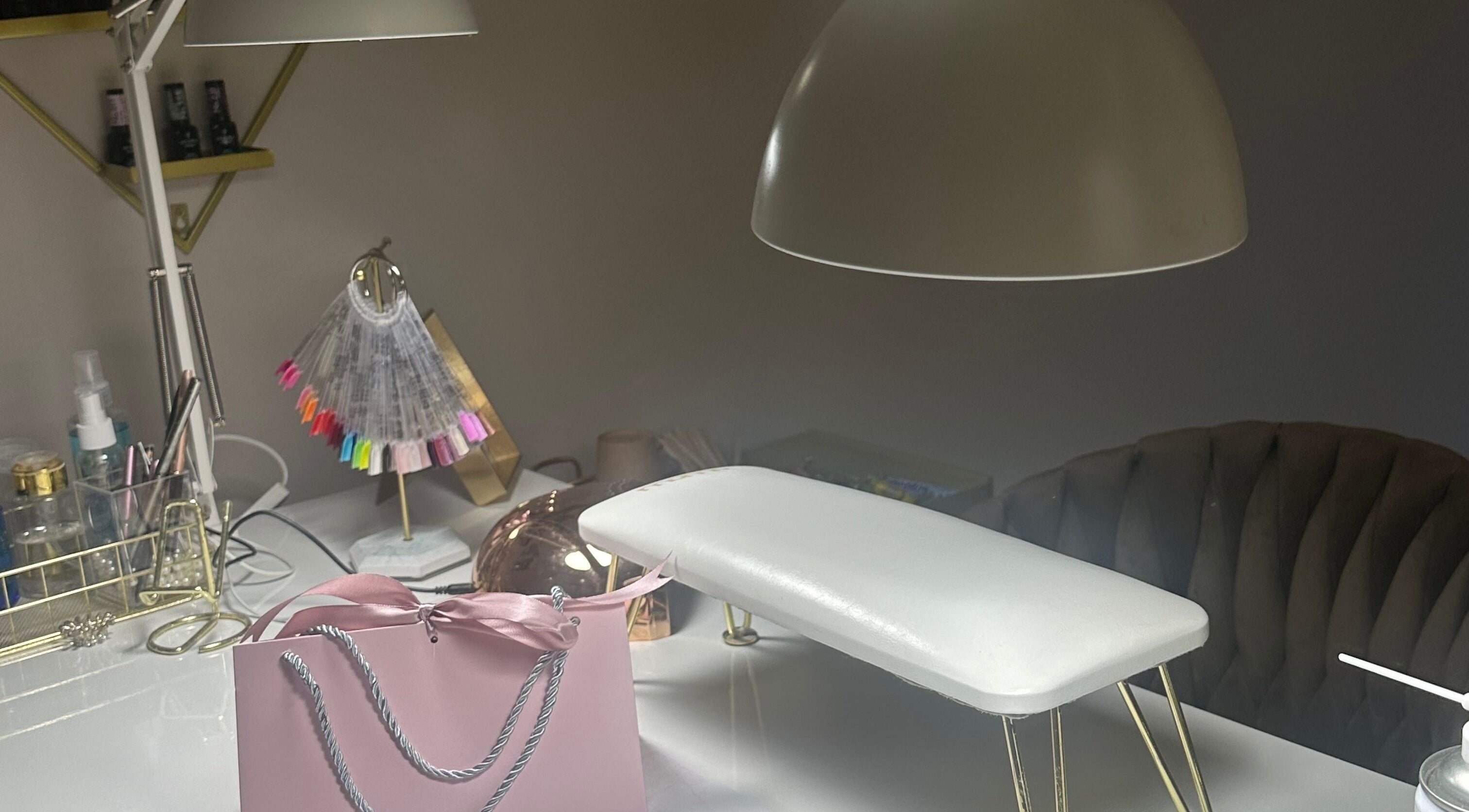 Nowoczesne wnętrze salonu Po stronie piękna w Olsztynie, Województwo Warmińsko-mazurskie, PL, z lampą i akcesoriami.