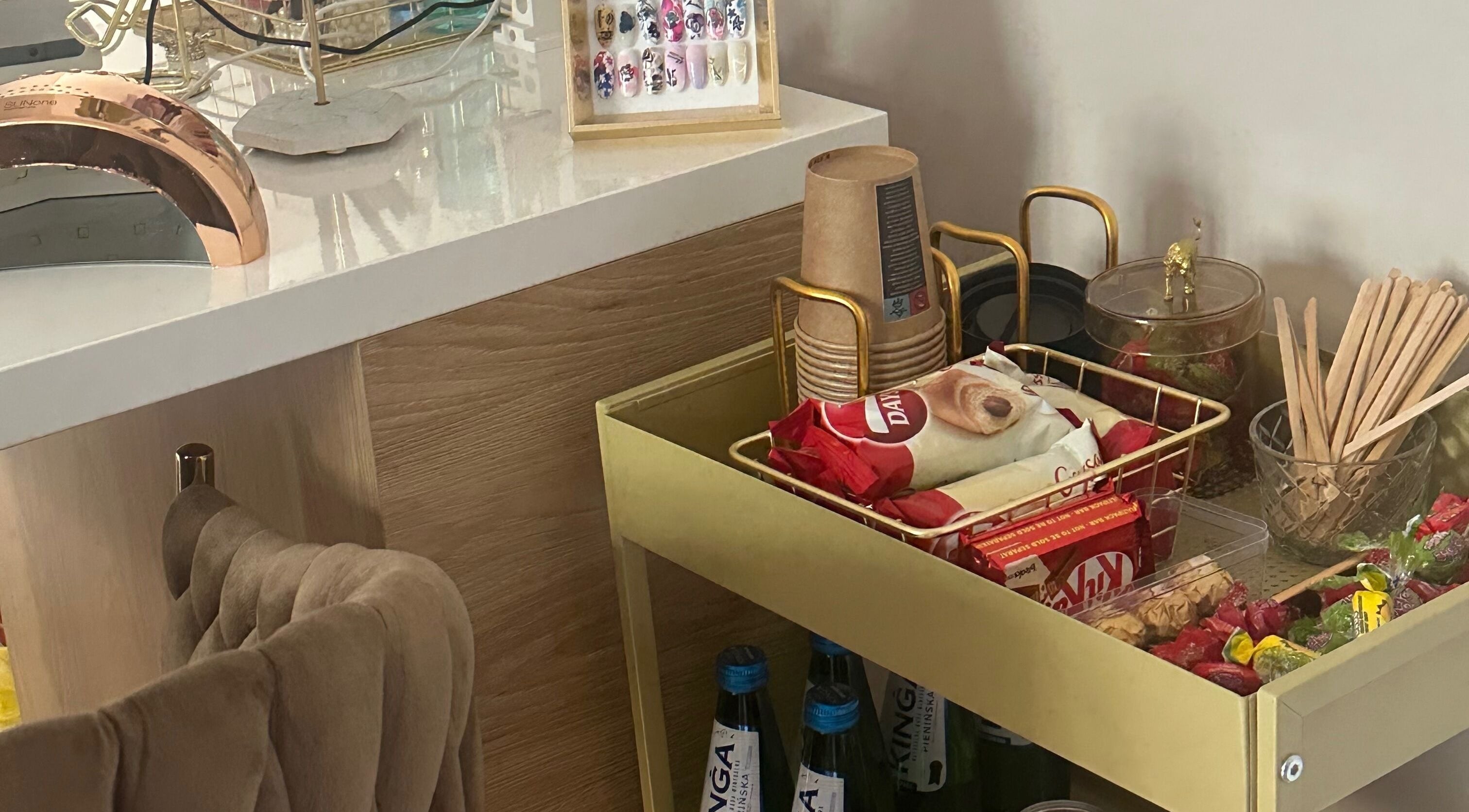 Strefa relaksu z przekąskami i napojami w Po stronie piękna, Olsztyn, Województwo Warmińsko-mazurskie, PL.