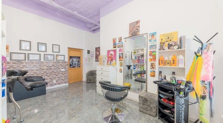 Stylish interior of Salon Jolie by Marie in București, București, RO, showcasing vibrant decor and beauty products.