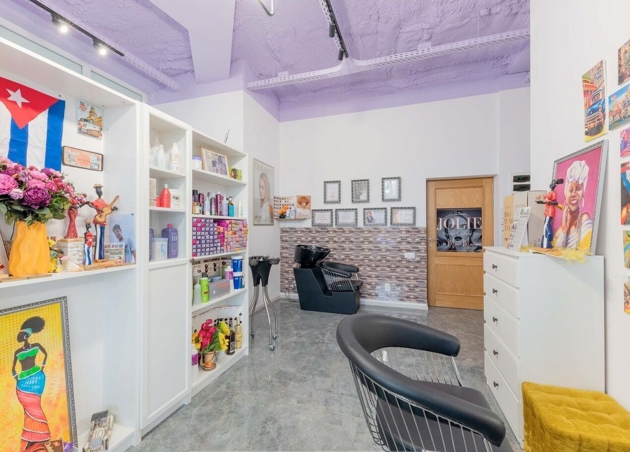 Colorful interior at Salon Jolie by Marie in București, București, RO, showcasing vibrant decor and beauty products.