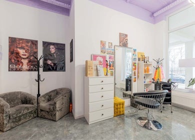 Modern interior of Salon Jolie by Marie in București, București, RO showcasing stylish chairs and decor.