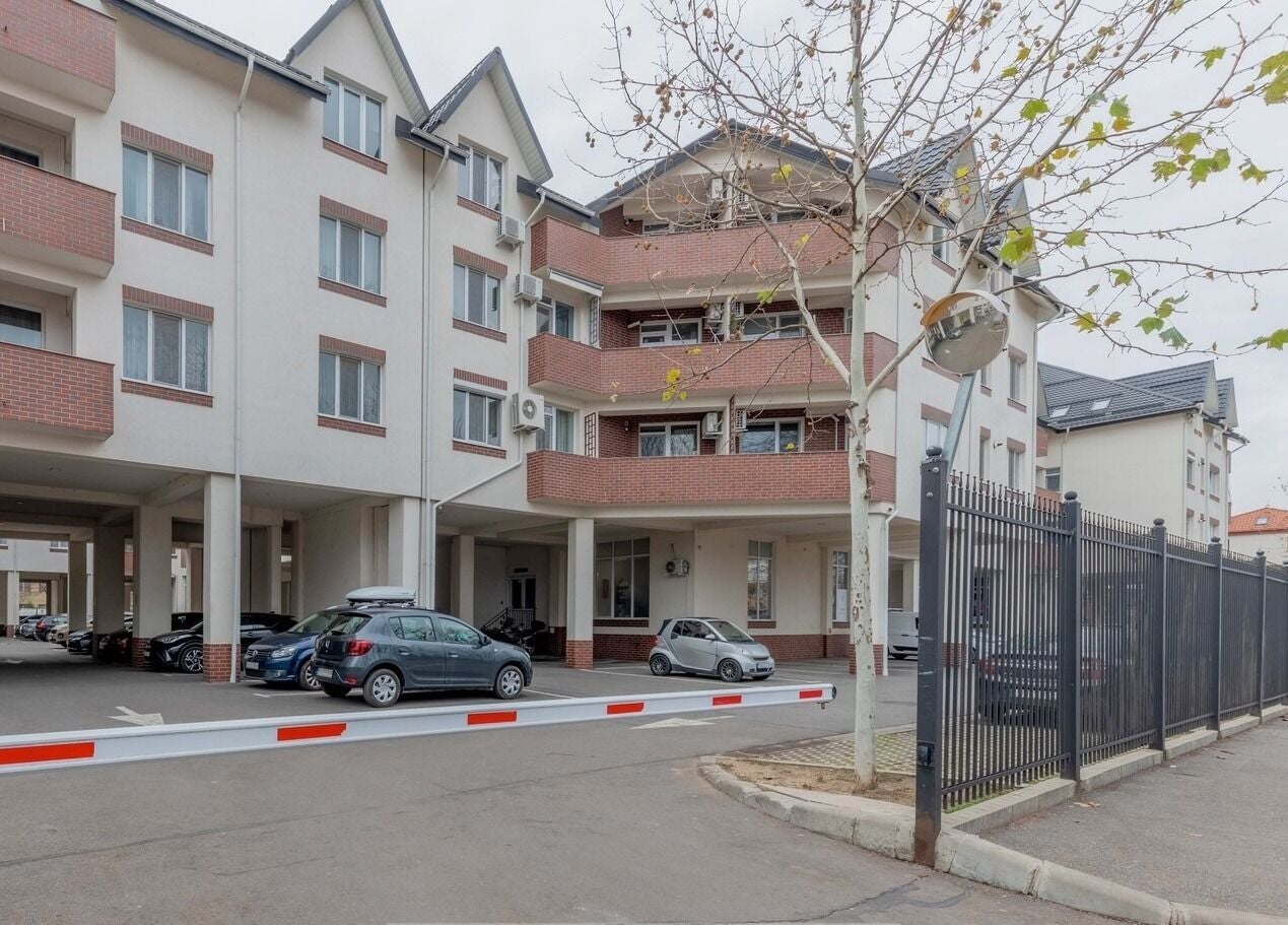 Exterior view of Salon Jolie by Marie, a modern beauty venue in București, București, RO with parking area.