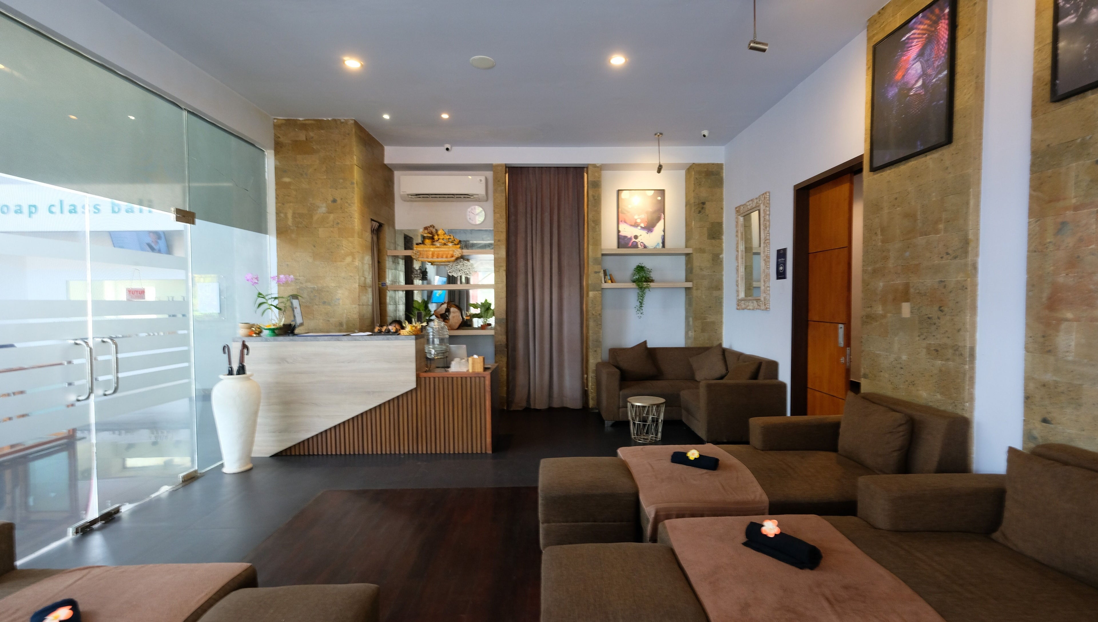 Relaxing lounge at Essential Health & Rejuvenation Spa in Bali, Bali, ID featuring comfortable seating and serene decor.
