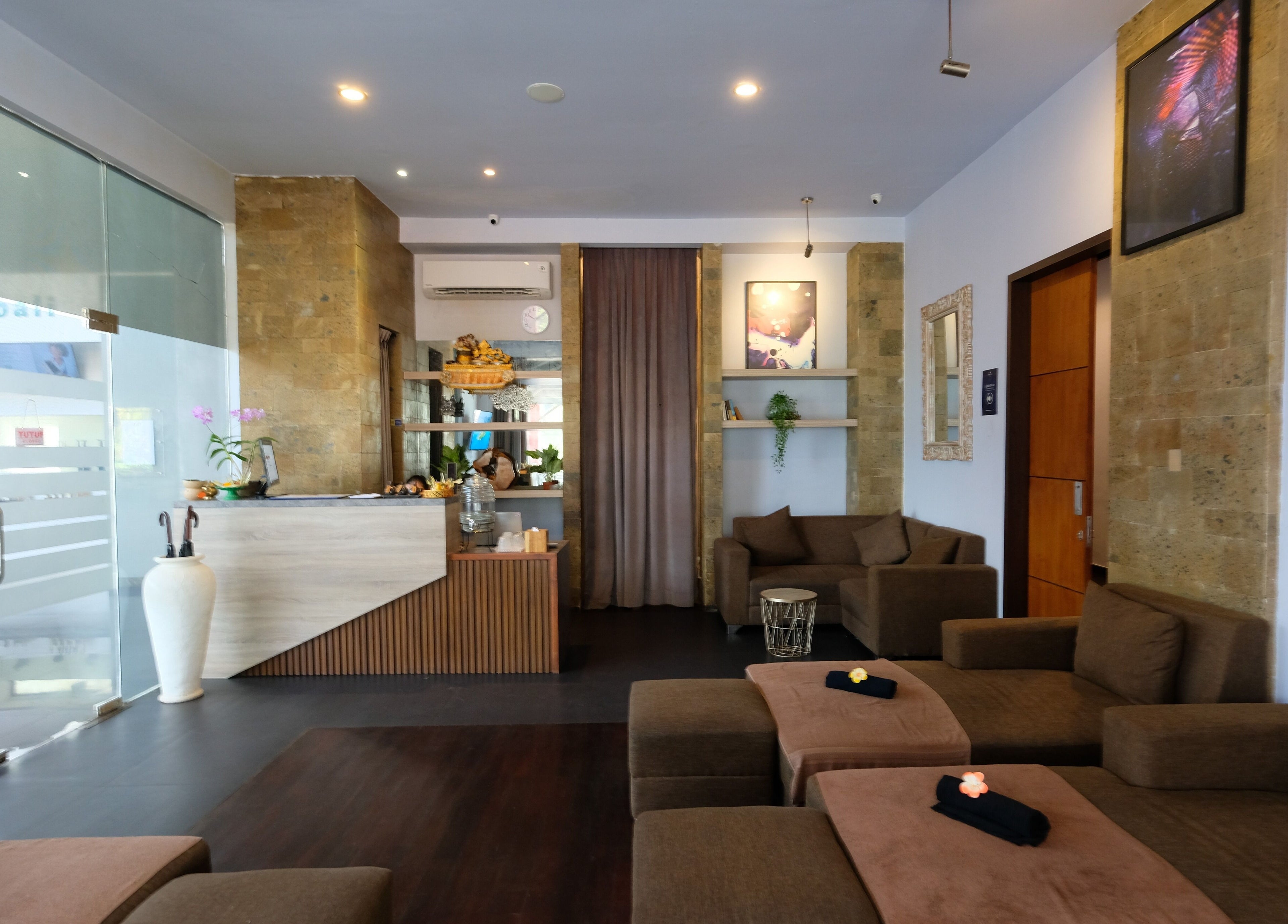 Relaxing lounge at Essential Health & Rejuvenation Spa in Bali, Bali, ID featuring comfortable seating and serene decor.