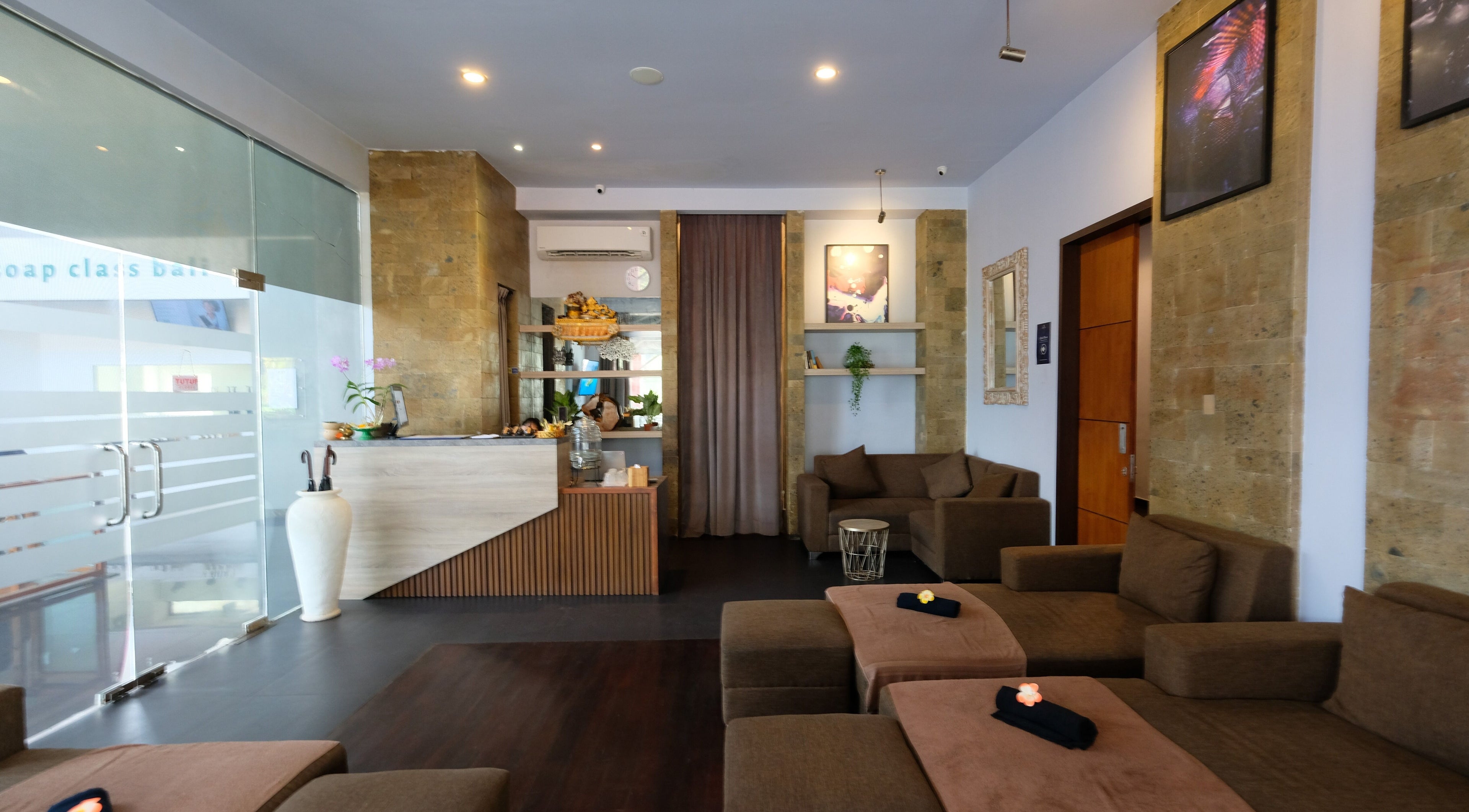 Relaxing lounge at Essential Health & Rejuvenation Spa in Bali, Bali, ID featuring comfortable seating and serene decor.