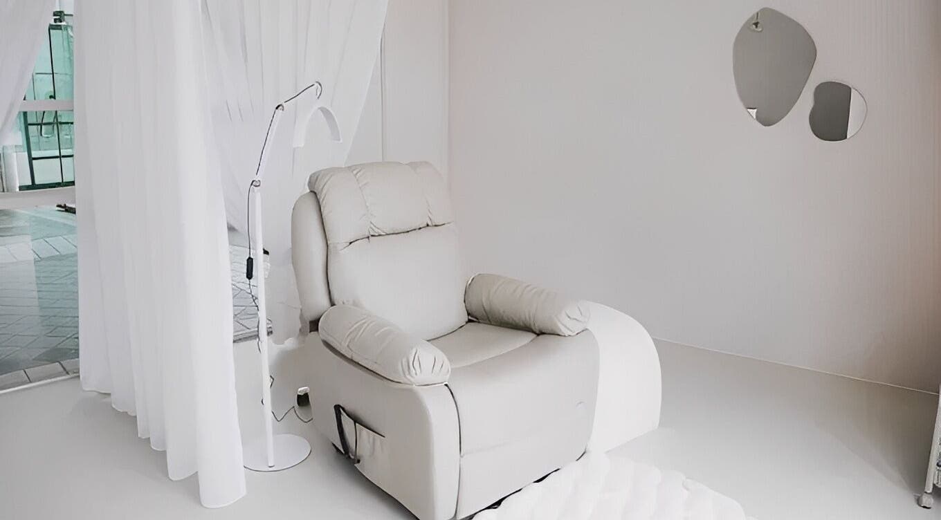 Relaxing lounge chair at Rouna Beauty, Singapore, SG for ultimate comfort and tranquility.