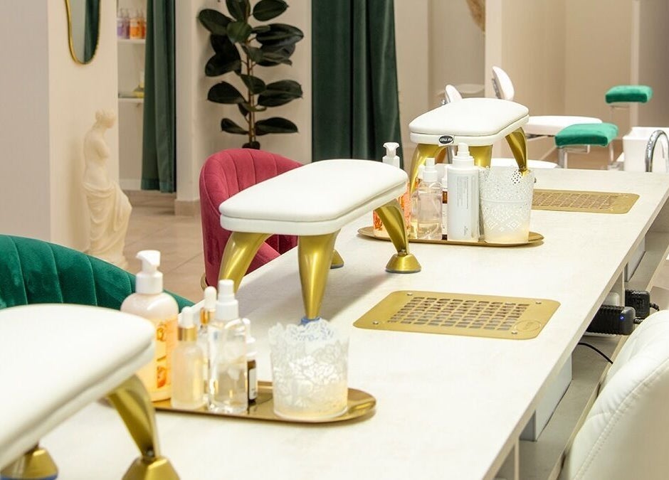 Κομψό σαλόνι ομορφιάς στο Aurora Fiercely Feminine, Chalkis, GR, με πολυτελή καθίσματα και προϊόντα περιποίησης.